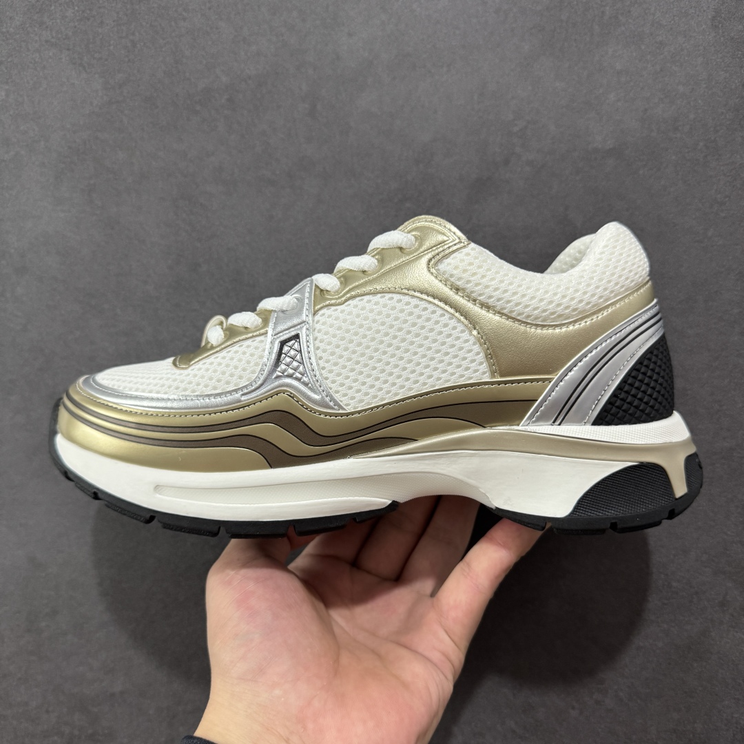 图片[2]-【高品质礼盒版本】Chanel香奈儿24C 早春度假系列 小香 金属 休闲 运动鞋 金 银角大王 最新国外走秀系列Chanel 香奈儿 2024 早春系列在世界第二小国举办。系列以摩纳哥国际化的海滨生活方式为灵感，从F1赛车赛道到海滩泳池，从赌场到网球场，打造了多样且别致的全新系列赛车手的头盔，连身套装等元素经过重新诠释更显时尚感 配送专柜精美包装🛍📦 ▪️面料： 原版进口金属牛皮+科技面料 ▪️内里：原版定制透气网里 ▪️鞋底：原版开模超轻发泡组合大底 ▪️底厚：3.5CM ▪️尺码： 35-40-选品中心