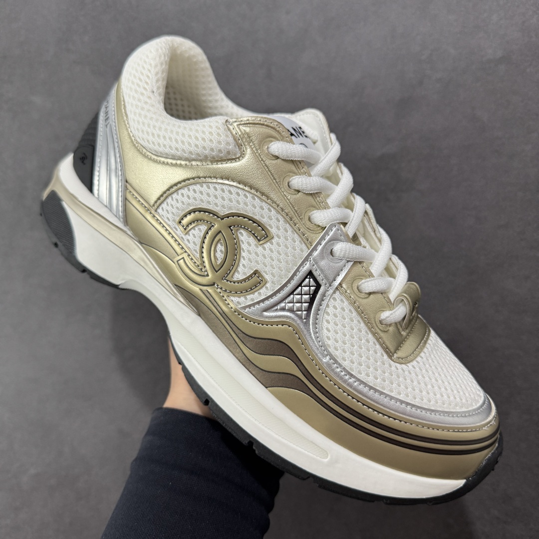 图片[3]-【高品质礼盒版本】Chanel香奈儿24C 早春度假系列 小香 金属 休闲 运动鞋 金 银角大王 最新国外走秀系列Chanel 香奈儿 2024 早春系列在世界第二小国举办。系列以摩纳哥国际化的海滨生活方式为灵感，从F1赛车赛道到海滩泳池，从赌场到网球场，打造了多样且别致的全新系列赛车手的头盔，连身套装等元素经过重新诠释更显时尚感 配送专柜精美包装🛍📦 ▪️面料： 原版进口金属牛皮+科技面料 ▪️内里：原版定制透气网里 ▪️鞋底：原版开模超轻发泡组合大底 ▪️底厚：3.5CM ▪️尺码： 35-40-选品中心