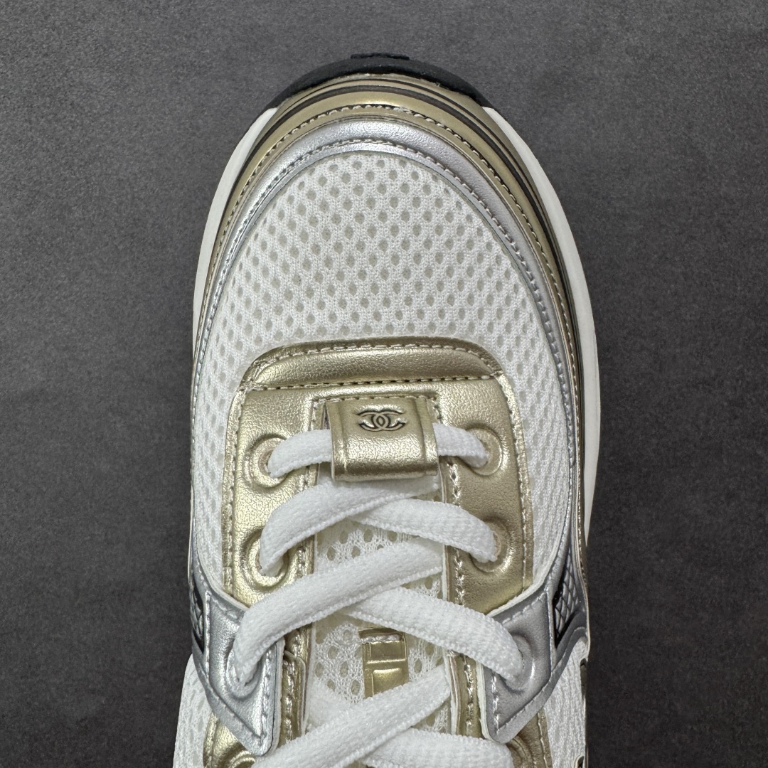图片[8]-【高品质礼盒版本】Chanel香奈儿24C 早春度假系列 小香 金属 休闲 运动鞋 金 银角大王 最新国外走秀系列Chanel 香奈儿 2024 早春系列在世界第二小国举办。系列以摩纳哥国际化的海滨生活方式为灵感，从F1赛车赛道到海滩泳池，从赌场到网球场，打造了多样且别致的全新系列赛车手的头盔，连身套装等元素经过重新诠释更显时尚感 配送专柜精美包装🛍📦 ▪️面料： 原版进口金属牛皮+科技面料 ▪️内里：原版定制透气网里 ▪️鞋底：原版开模超轻发泡组合大底 ▪️底厚：3.5CM ▪️尺码： 35-40-选品中心