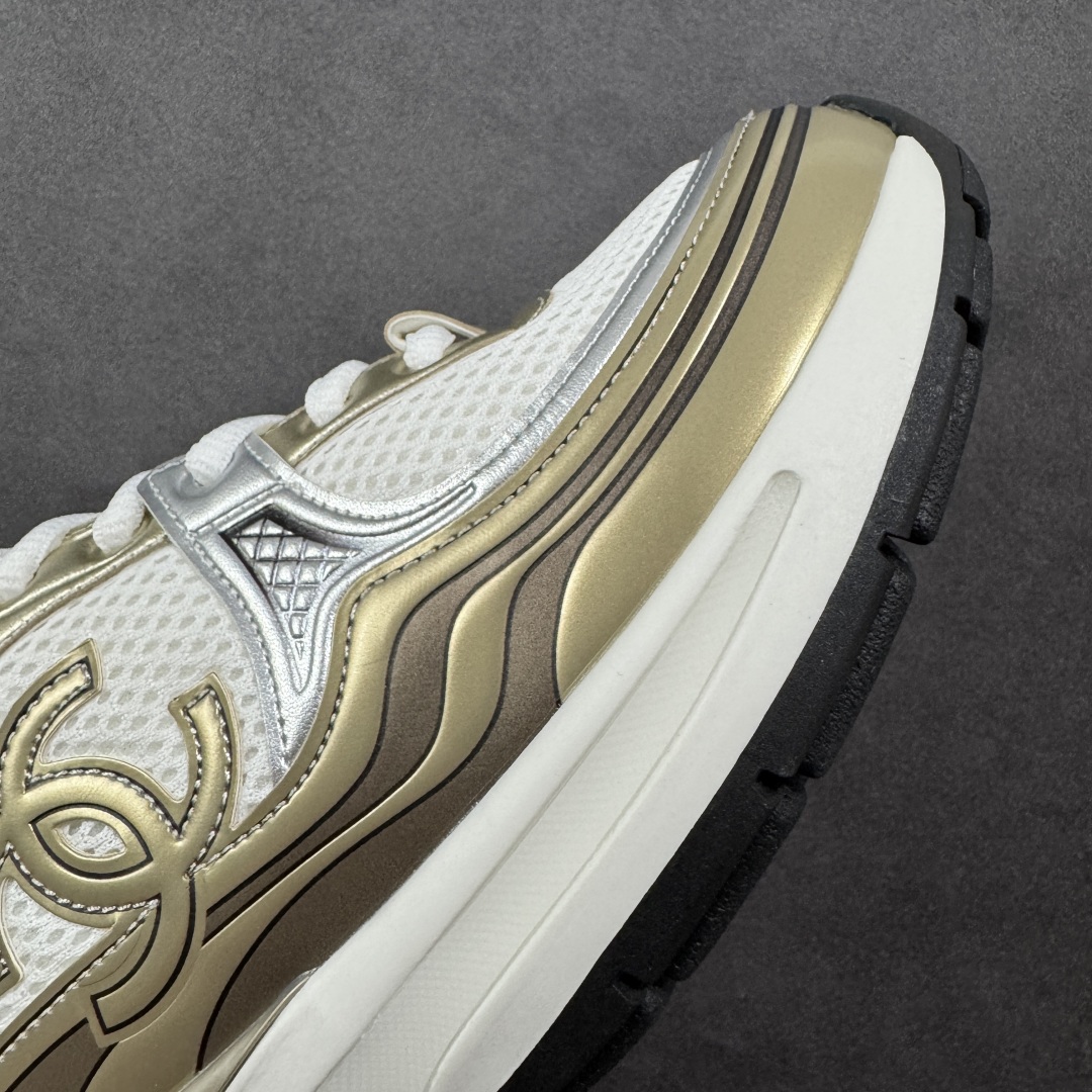 图片[5]-【高品质礼盒版本】Chanel香奈儿24C 早春度假系列 小香 金属 休闲 运动鞋 金 银角大王 最新国外走秀系列Chanel 香奈儿 2024 早春系列在世界第二小国举办。系列以摩纳哥国际化的海滨生活方式为灵感，从F1赛车赛道到海滩泳池，从赌场到网球场，打造了多样且别致的全新系列赛车手的头盔，连身套装等元素经过重新诠释更显时尚感 配送专柜精美包装🛍📦 ▪️面料： 原版进口金属牛皮+科技面料 ▪️内里：原版定制透气网里 ▪️鞋底：原版开模超轻发泡组合大底 ▪️底厚：3.5CM ▪️尺码： 35-40-选品中心
