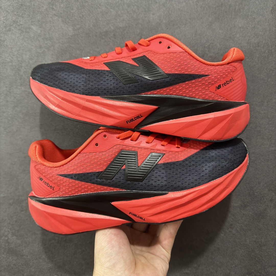 本地💰180 支持放店
【公司级】NEW BALANCE Rebel FuelCell Rebel V4 舒适时尚织物减震耐磨低帮马拉松轻量化跑步鞋 NB新百伦于 2019 年夏天首次发布了 Rebel 在制鞋业仍在向强调能量回报的弹力泡沫转变的时候 Rebel 确实是一个叛逆者 快进到 2024 年 Rebel v4 承诺通过重新配制的中底化合物和更高的堆叠高度提供更轻、更有弹性的跑步体验 就像New Balance SC Elite v4一样 Rebel v4 提供了完全重新设计的中底化合物 最新的混合物将 New Balance 专有的 FuelCell 泡沫(TPU 和 EVA 的混合物)与 PEBA 泡沫相结合 带来更弹跳的跑步体验 PEBA是一种超轻 高性能的泡沫 通常出现在镀碳超级鞋中 New Balance Rebel v4、ASICS Novablast 4和Brooks Hyperion Max都是精力充沛的无电镀运动鞋 在速度锻炼和快节奏中大放异彩 这三款鞋都依靠它们的中底泡沫和轻微的摇杆形状来创造一种向前滚动的感觉 而且虽然这些鞋子在堆叠高度和重量方面各不相同 但它们提供了相似的软硬比例 有足够的流行力来加快步伐
货号:MFCXLB4
SIZE: 36-45
编码:MGB230240