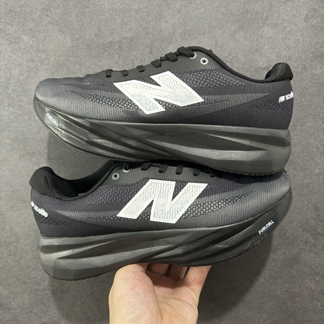 本地💰180 支持放店
【公司级】NEW BALANCE Rebel FuelCell Rebel V4 舒适时尚织物减震耐磨低帮马拉松轻量化跑步鞋 NB新百伦于 2019 年夏天首次发布了 Rebel 在制鞋业仍在向强调能量回报的弹力泡沫转变的时候 Rebel 确实是一个叛逆者 快进到 2024 年 Rebel v4 承诺通过重新配制的中底化合物和更高的堆叠高度提供更轻、更有弹性的跑步体验 就像New Balance SC Elite v4一样 Rebel v4 提供了完全重新设计的中底化合物 最新的混合物将 New Balance 专有的 FuelCell 泡沫(TPU 和 EVA 的混合物)与 PEBA 泡沫相结合 带来更弹跳的跑步体验 PEBA是一种超轻 高性能的泡沫 通常出现在镀碳超级鞋中 New Balance Rebel v4、ASICS Novablast 4和Brooks Hyperion Max都是精力充沛的无电镀运动鞋 在速度锻炼和快节奏中大放异彩 这三款鞋都依靠它们的中底泡沫和轻微的摇杆形状来创造一种向前滚动的感觉 而且虽然这些鞋子在堆叠高度和重量方面各不相同 但它们提供了相似的软硬比例 有足够的流行力来加快步伐
货号:MFCXLB4
SIZE: 36-45
编码:MGB230240