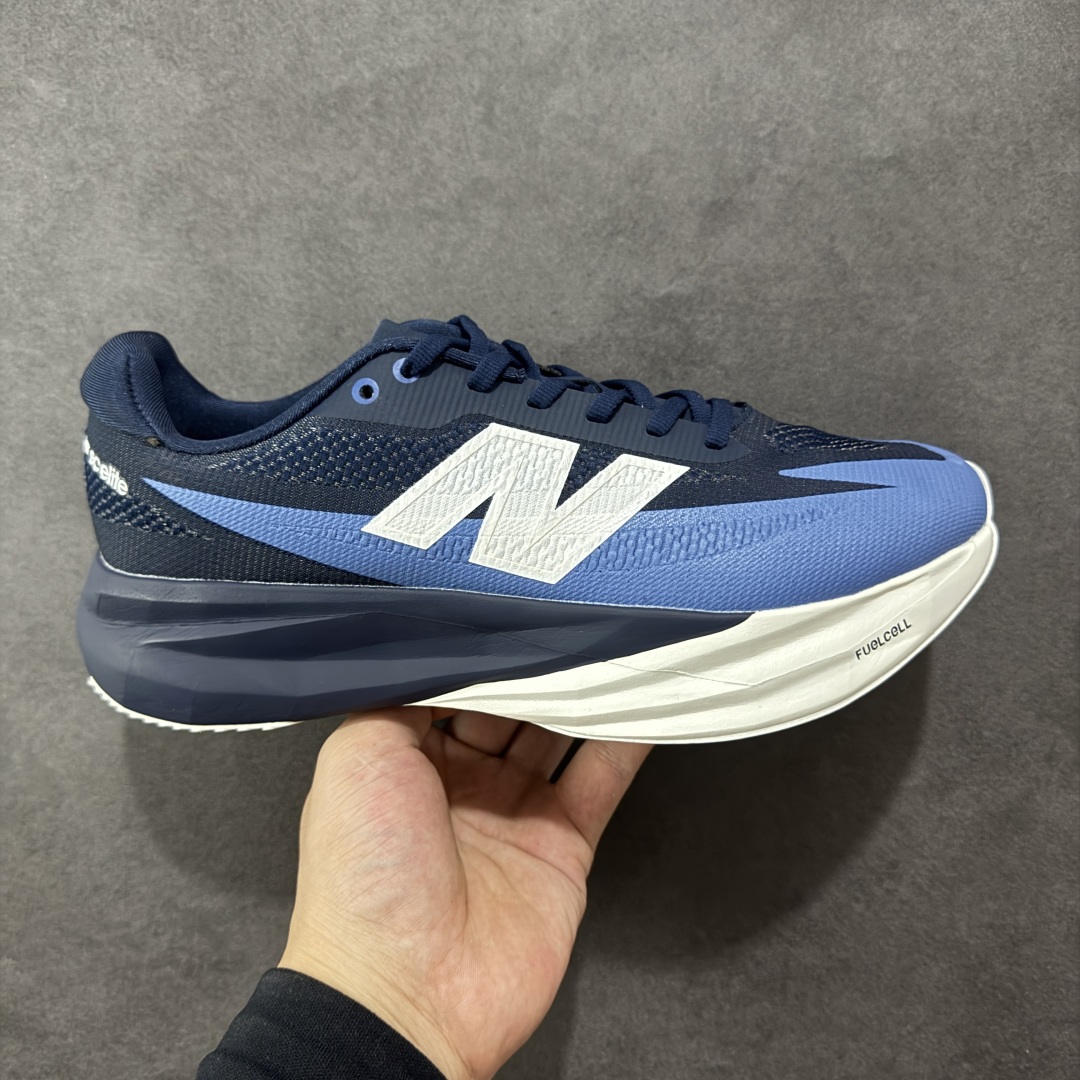 【公司级】NEW BALANCE Rebel FuelCell Rebel V4 舒适时尚织物减震耐磨低帮马拉松轻量化跑步鞋 NB新百伦于 2019 年夏天首次发布了 Rebel 在制鞋业仍在向强调能量回报的弹力泡沫转变的时候 Rebel 确实是一个叛逆者 快进到 2024 年 Rebel v4 承诺通过重新配制的中底化合物和更高的堆叠高度提供更轻、更有弹性的跑步体验 就像New Balance SC Elite v4一样 Rebel v4 提供了完全重新设计的中底化合物 最新的混合物将 New Balance 专有的 FuelCell 泡沫(TPU 和 EVA 的混合物)与 PEBA 泡沫相结合 带来更弹跳的跑步体验 PEBA是一种超轻 高性能的泡沫 通常出现在镀碳超级鞋中 New Balance Rebel v4、ASICS Novablast 4和Brooks Hyperion Max都是精力充沛的无电镀运动鞋 在速度锻炼和快节奏中大放异彩 这三款鞋都依靠它们的中底泡沫和轻微的摇杆形状来创造一种向前滚动的感觉 而且虽然这些鞋子在堆叠高度和重量方面各不相同 但它们提供了相似的软硬比例 有足够的流行力来加快步伐 货号:MFCXLB4 尺码: 40-45-选品中心