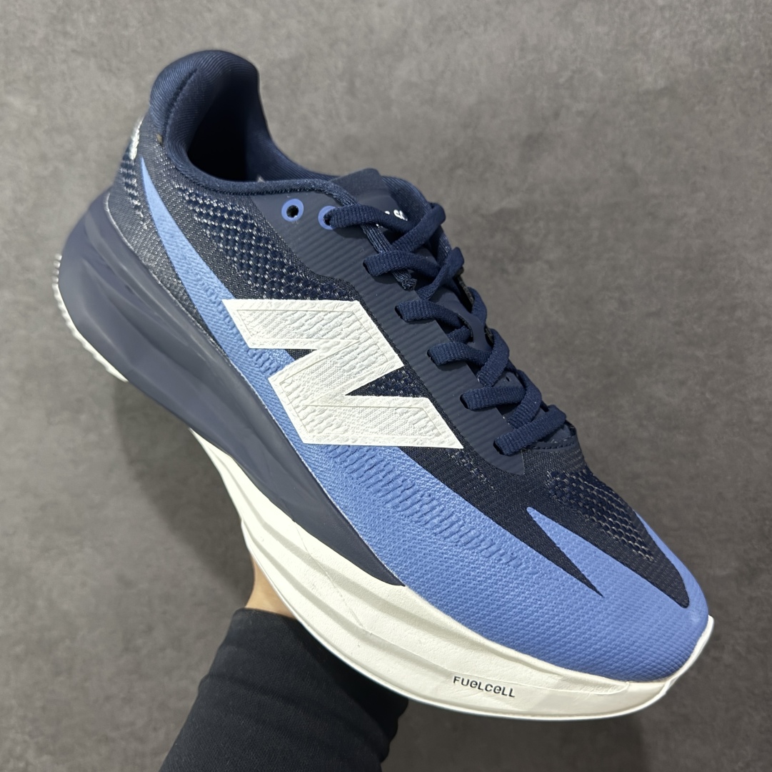 图片[3]-【公司级】NEW BALANCE Rebel FuelCell Rebel V4 舒适时尚织物减震耐磨低帮马拉松轻量化跑步鞋 NB新百伦于 2019 年夏天首次发布了 Rebel 在制鞋业仍在向强调能量回报的弹力泡沫转变的时候 Rebel 确实是一个叛逆者 快进到 2024 年 Rebel v4 承诺通过重新配制的中底化合物和更高的堆叠高度提供更轻、更有弹性的跑步体验 就像New Balance SC Elite v4一样 Rebel v4 提供了完全重新设计的中底化合物 最新的混合物将 New Balance 专有的 FuelCell 泡沫（TPU 和 EVA 的混合物）与 PEBA 泡沫相结合 带来更弹跳的跑步体验 PEBA是一种超轻 高性能的泡沫 通常出现在镀碳超级鞋中 New Balance Rebel v4、ASICS Novablast 4和Brooks Hyperion Max都是精力充沛的无电镀运动鞋 在速度锻炼和快节奏中大放异彩 这三款鞋都依靠它们的中底泡沫和轻微的摇杆形状来创造一种向前滚动的感觉 而且虽然这些鞋子在堆叠高度和重量方面各不相同 但它们提供了相似的软硬比例 有足够的流行力来加快步伐 货号：MFCXLB4 尺码： 40-45-选品中心