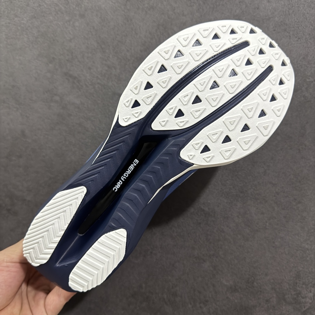 图片[9]-【公司级】NEW BALANCE Rebel FuelCell Rebel V4 舒适时尚织物减震耐磨低帮马拉松轻量化跑步鞋 NB新百伦于 2019 年夏天首次发布了 Rebel 在制鞋业仍在向强调能量回报的弹力泡沫转变的时候 Rebel 确实是一个叛逆者 快进到 2024 年 Rebel v4 承诺通过重新配制的中底化合物和更高的堆叠高度提供更轻、更有弹性的跑步体验 就像New Balance SC Elite v4一样 Rebel v4 提供了完全重新设计的中底化合物 最新的混合物将 New Balance 专有的 FuelCell 泡沫（TPU 和 EVA 的混合物）与 PEBA 泡沫相结合 带来更弹跳的跑步体验 PEBA是一种超轻 高性能的泡沫 通常出现在镀碳超级鞋中 New Balance Rebel v4、ASICS Novablast 4和Brooks Hyperion Max都是精力充沛的无电镀运动鞋 在速度锻炼和快节奏中大放异彩 这三款鞋都依靠它们的中底泡沫和轻微的摇杆形状来创造一种向前滚动的感觉 而且虽然这些鞋子在堆叠高度和重量方面各不相同 但它们提供了相似的软硬比例 有足够的流行力来加快步伐 货号：MFCXLB4 尺码： 40-45-选品中心