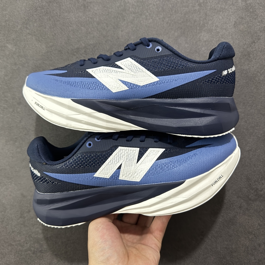 本地💰180 支持放店
【公司级】NEW BALANCE Rebel FuelCell Rebel V4 舒适时尚织物减震耐磨低帮马拉松轻量化跑步鞋 NB新百伦于 2019 年夏天首次发布了 Rebel 在制鞋业仍在向强调能量回报的弹力泡沫转变的时候 Rebel 确实是一个叛逆者 快进到 2024 年 Rebel v4 承诺通过重新配制的中底化合物和更高的堆叠高度提供更轻、更有弹性的跑步体验 就像New Balance SC Elite v4一样 Rebel v4 提供了完全重新设计的中底化合物 最新的混合物将 New Balance 专有的 FuelCell 泡沫(TPU 和 EVA 的混合物)与 PEBA 泡沫相结合 带来更弹跳的跑步体验 PEBA是一种超轻 高性能的泡沫 通常出现在镀碳超级鞋中 New Balance Rebel v4、ASICS Novablast 4和Brooks Hyperion Max都是精力充沛的无电镀运动鞋 在速度锻炼和快节奏中大放异彩 这三款鞋都依靠它们的中底泡沫和轻微的摇杆形状来创造一种向前滚动的感觉 而且虽然这些鞋子在堆叠高度和重量方面各不相同 但它们提供了相似的软硬比例 有足够的流行力来加快步伐
货号:MFCXLB4
SIZE: 36-45
编码:MGB230240