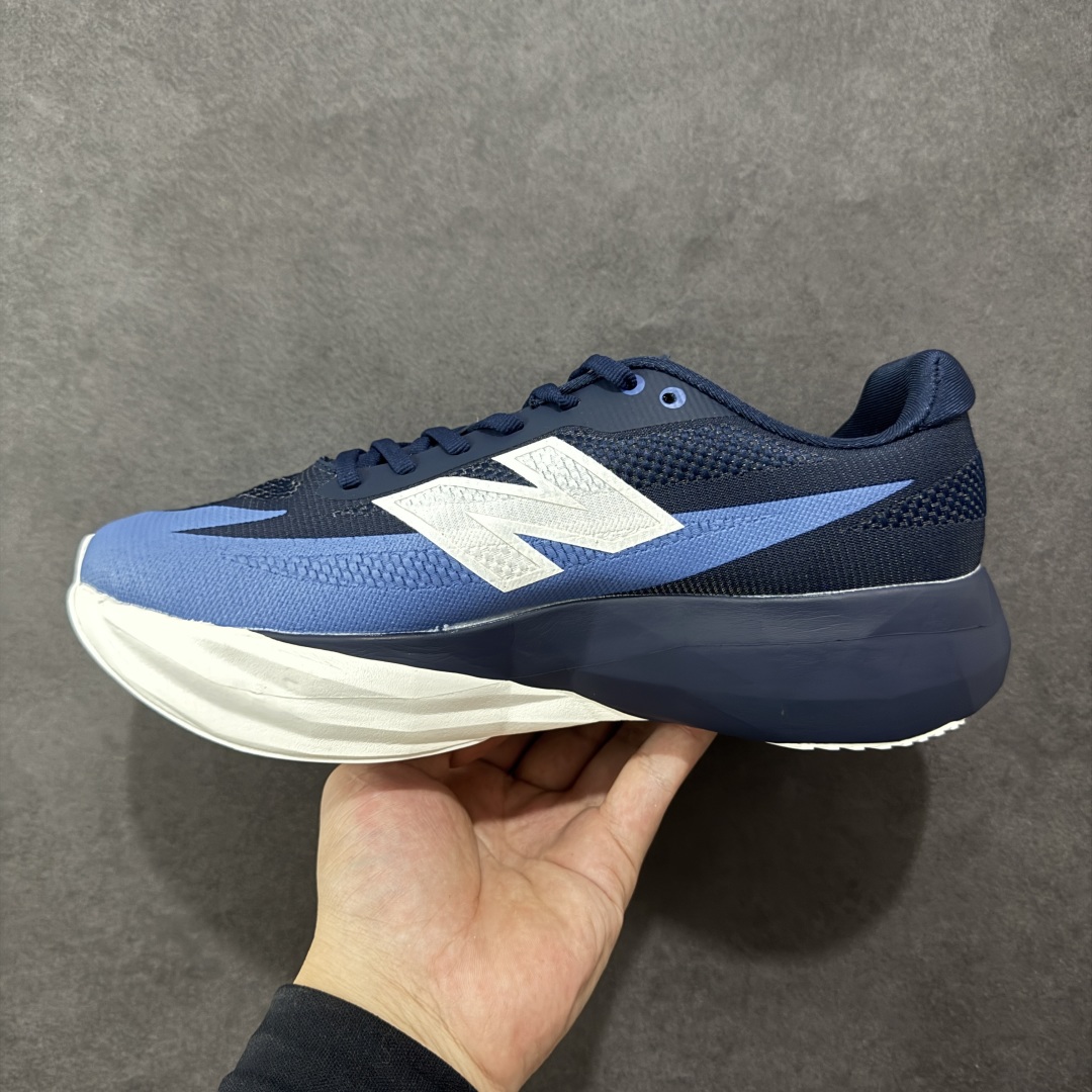 图片[2]-【公司级】NEW BALANCE Rebel FuelCell Rebel V4 舒适时尚织物减震耐磨低帮马拉松轻量化跑步鞋 NB新百伦于 2019 年夏天首次发布了 Rebel 在制鞋业仍在向强调能量回报的弹力泡沫转变的时候 Rebel 确实是一个叛逆者 快进到 2024 年 Rebel v4 承诺通过重新配制的中底化合物和更高的堆叠高度提供更轻、更有弹性的跑步体验 就像New Balance SC Elite v4一样 Rebel v4 提供了完全重新设计的中底化合物 最新的混合物将 New Balance 专有的 FuelCell 泡沫（TPU 和 EVA 的混合物）与 PEBA 泡沫相结合 带来更弹跳的跑步体验 PEBA是一种超轻 高性能的泡沫 通常出现在镀碳超级鞋中 New Balance Rebel v4、ASICS Novablast 4和Brooks Hyperion Max都是精力充沛的无电镀运动鞋 在速度锻炼和快节奏中大放异彩 这三款鞋都依靠它们的中底泡沫和轻微的摇杆形状来创造一种向前滚动的感觉 而且虽然这些鞋子在堆叠高度和重量方面各不相同 但它们提供了相似的软硬比例 有足够的流行力来加快步伐 货号：MFCXLB4 尺码： 40-45-选品中心