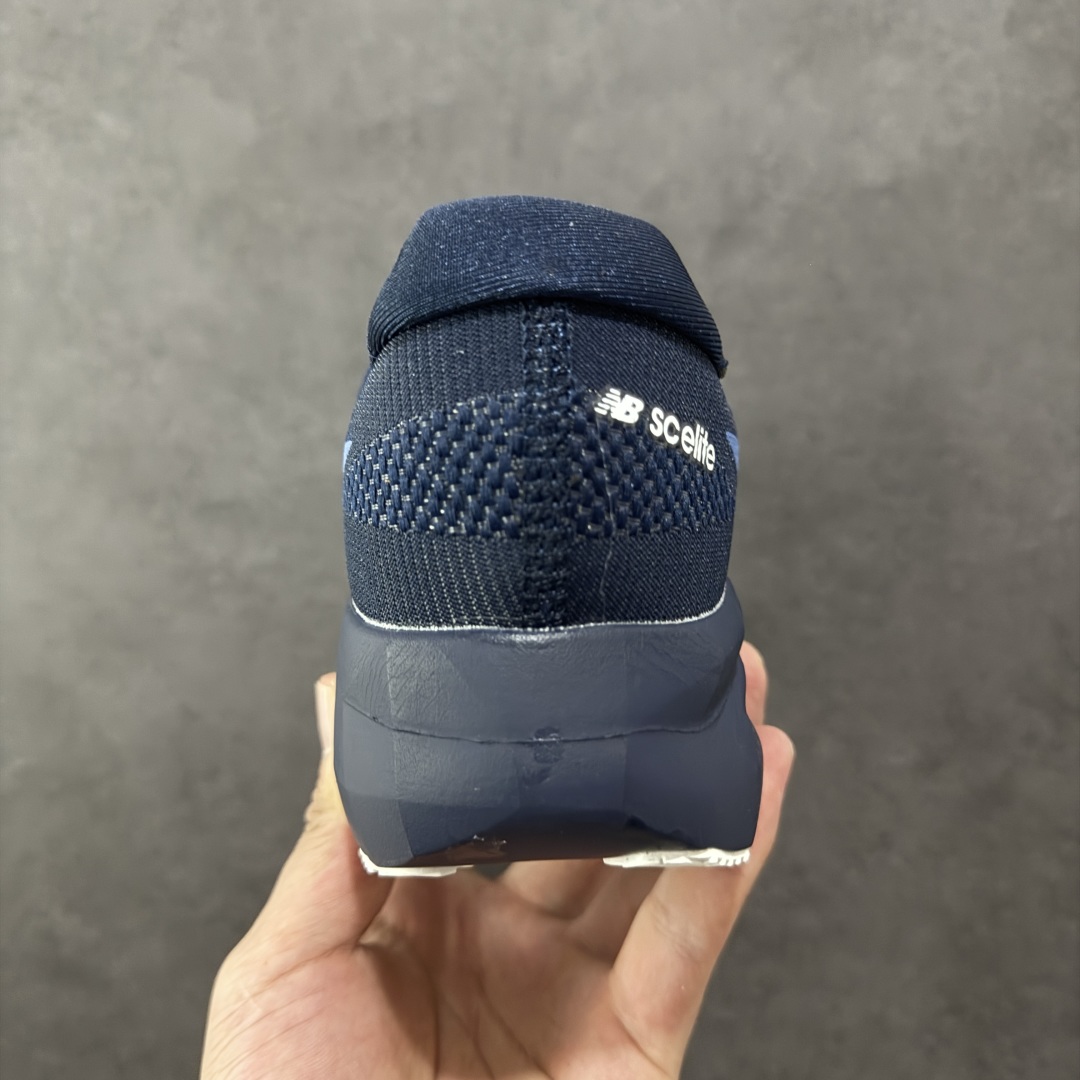 图片[4]-【公司级】NEW BALANCE Rebel FuelCell Rebel V4 舒适时尚织物减震耐磨低帮马拉松轻量化跑步鞋 NB新百伦于 2019 年夏天首次发布了 Rebel 在制鞋业仍在向强调能量回报的弹力泡沫转变的时候 Rebel 确实是一个叛逆者 快进到 2024 年 Rebel v4 承诺通过重新配制的中底化合物和更高的堆叠高度提供更轻、更有弹性的跑步体验 就像New Balance SC Elite v4一样 Rebel v4 提供了完全重新设计的中底化合物 最新的混合物将 New Balance 专有的 FuelCell 泡沫（TPU 和 EVA 的混合物）与 PEBA 泡沫相结合 带来更弹跳的跑步体验 PEBA是一种超轻 高性能的泡沫 通常出现在镀碳超级鞋中 New Balance Rebel v4、ASICS Novablast 4和Brooks Hyperion Max都是精力充沛的无电镀运动鞋 在速度锻炼和快节奏中大放异彩 这三款鞋都依靠它们的中底泡沫和轻微的摇杆形状来创造一种向前滚动的感觉 而且虽然这些鞋子在堆叠高度和重量方面各不相同 但它们提供了相似的软硬比例 有足够的流行力来加快步伐 货号：MFCXLB4 尺码： 40-45-选品中心
