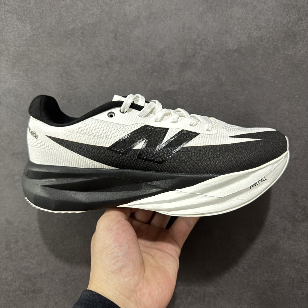 【公司级】NEW BALANCE Rebel FuelCell Rebel V4 舒适时尚织物减震耐磨低帮马拉松轻量化跑步鞋 NB新百伦于 2019 年夏天首次发布了 Rebel 在制鞋业仍在向强调能量回报的弹力泡沫转变的时候 Rebel 确实是一个叛逆者 快进到 2024 年 Rebel v4 承诺通过重新配制的中底化合物和更高的堆叠高度提供更轻、更有弹性的跑步体验 就像New Balance SC Elite v4一样 Rebel v4 提供了完全重新设计的中底化合物 最新的混合物将 New Balance 专有的 FuelCell 泡沫(TPU 和 EVA 的混合物)与 PEBA 泡沫相结合 带来更弹跳的跑步体验 PEBA是一种超轻 高性能的泡沫 通常出现在镀碳超级鞋中 New Balance Rebel v4、ASICS Novablast 4和Brooks Hyperion Max都是精力充沛的无电镀运动鞋 在速度锻炼和快节奏中大放异彩 这三款鞋都依靠它们的中底泡沫和轻微的摇杆形状来创造一种向前滚动的感觉 而且虽然这些鞋子在堆叠高度和重量方面各不相同 但它们提供了相似的软硬比例 有足够的流行力来加快步伐 货号:MFCXLB4 尺码: 36-45-选品中心