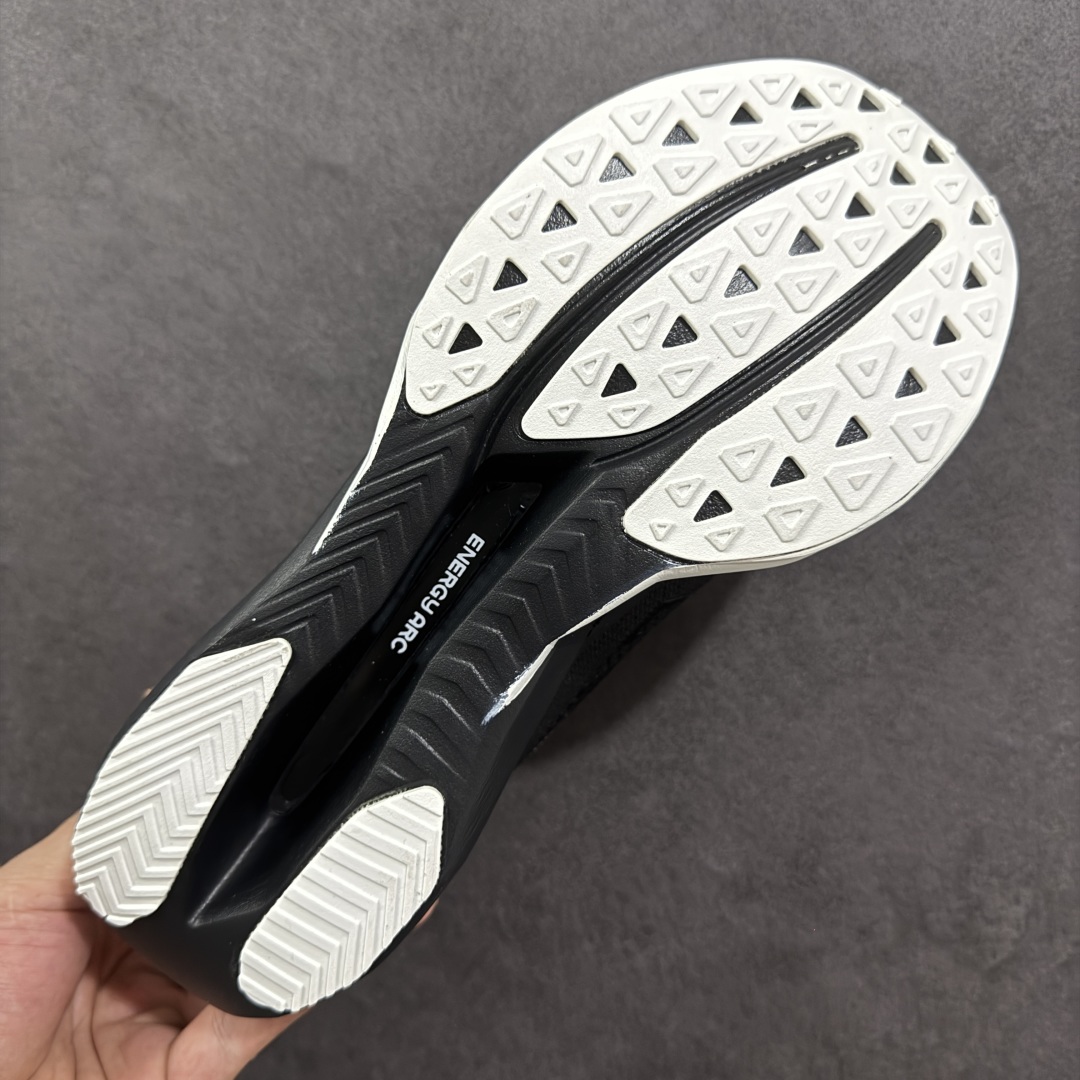 图片[9]-【公司级】NEW BALANCE Rebel FuelCell Rebel V4 舒适时尚织物减震耐磨低帮马拉松轻量化跑步鞋 NB新百伦于 2019 年夏天首次发布了 Rebel 在制鞋业仍在向强调能量回报的弹力泡沫转变的时候 Rebel 确实是一个叛逆者 快进到 2024 年 Rebel v4 承诺通过重新配制的中底化合物和更高的堆叠高度提供更轻、更有弹性的跑步体验 就像New Balance SC Elite v4一样 Rebel v4 提供了完全重新设计的中底化合物 最新的混合物将 New Balance 专有的 FuelCell 泡沫（TPU 和 EVA 的混合物）与 PEBA 泡沫相结合 带来更弹跳的跑步体验 PEBA是一种超轻 高性能的泡沫 通常出现在镀碳超级鞋中 New Balance Rebel v4、ASICS Novablast 4和Brooks Hyperion Max都是精力充沛的无电镀运动鞋 在速度锻炼和快节奏中大放异彩 这三款鞋都依靠它们的中底泡沫和轻微的摇杆形状来创造一种向前滚动的感觉 而且虽然这些鞋子在堆叠高度和重量方面各不相同 但它们提供了相似的软硬比例 有足够的流行力来加快步伐 货号：MFCXLB4 尺码： 36-45-选品中心