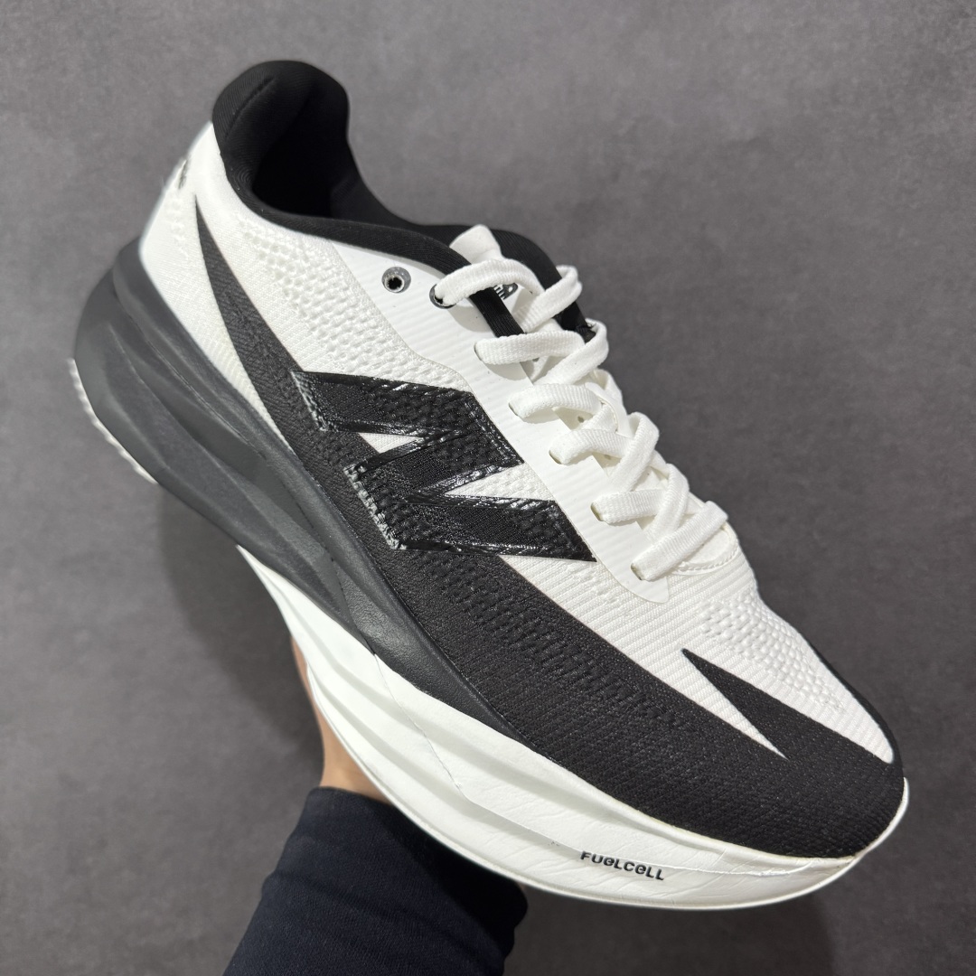 图片[3]-【公司级】NEW BALANCE Rebel FuelCell Rebel V4 舒适时尚织物减震耐磨低帮马拉松轻量化跑步鞋 NB新百伦于 2019 年夏天首次发布了 Rebel 在制鞋业仍在向强调能量回报的弹力泡沫转变的时候 Rebel 确实是一个叛逆者 快进到 2024 年 Rebel v4 承诺通过重新配制的中底化合物和更高的堆叠高度提供更轻、更有弹性的跑步体验 就像New Balance SC Elite v4一样 Rebel v4 提供了完全重新设计的中底化合物 最新的混合物将 New Balance 专有的 FuelCell 泡沫（TPU 和 EVA 的混合物）与 PEBA 泡沫相结合 带来更弹跳的跑步体验 PEBA是一种超轻 高性能的泡沫 通常出现在镀碳超级鞋中 New Balance Rebel v4、ASICS Novablast 4和Brooks Hyperion Max都是精力充沛的无电镀运动鞋 在速度锻炼和快节奏中大放异彩 这三款鞋都依靠它们的中底泡沫和轻微的摇杆形状来创造一种向前滚动的感觉 而且虽然这些鞋子在堆叠高度和重量方面各不相同 但它们提供了相似的软硬比例 有足够的流行力来加快步伐 货号：MFCXLB4 尺码： 36-45-选品中心