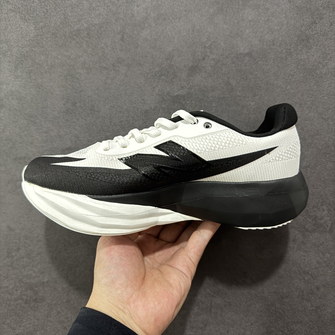 图片[2]-【公司级】NEW BALANCE Rebel FuelCell Rebel V4 舒适时尚织物减震耐磨低帮马拉松轻量化跑步鞋 NB新百伦于 2019 年夏天首次发布了 Rebel 在制鞋业仍在向强调能量回报的弹力泡沫转变的时候 Rebel 确实是一个叛逆者 快进到 2024 年 Rebel v4 承诺通过重新配制的中底化合物和更高的堆叠高度提供更轻、更有弹性的跑步体验 就像New Balance SC Elite v4一样 Rebel v4 提供了完全重新设计的中底化合物 最新的混合物将 New Balance 专有的 FuelCell 泡沫（TPU 和 EVA 的混合物）与 PEBA 泡沫相结合 带来更弹跳的跑步体验 PEBA是一种超轻 高性能的泡沫 通常出现在镀碳超级鞋中 New Balance Rebel v4、ASICS Novablast 4和Brooks Hyperion Max都是精力充沛的无电镀运动鞋 在速度锻炼和快节奏中大放异彩 这三款鞋都依靠它们的中底泡沫和轻微的摇杆形状来创造一种向前滚动的感觉 而且虽然这些鞋子在堆叠高度和重量方面各不相同 但它们提供了相似的软硬比例 有足够的流行力来加快步伐 货号：MFCXLB4 尺码： 36-45-选品中心