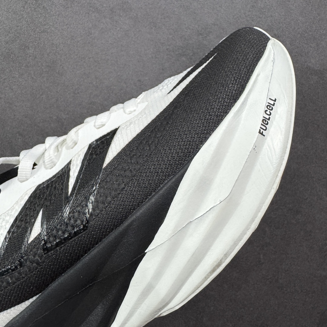 图片[5]-【公司级】NEW BALANCE Rebel FuelCell Rebel V4 舒适时尚织物减震耐磨低帮马拉松轻量化跑步鞋 NB新百伦于 2019 年夏天首次发布了 Rebel 在制鞋业仍在向强调能量回报的弹力泡沫转变的时候 Rebel 确实是一个叛逆者 快进到 2024 年 Rebel v4 承诺通过重新配制的中底化合物和更高的堆叠高度提供更轻、更有弹性的跑步体验 就像New Balance SC Elite v4一样 Rebel v4 提供了完全重新设计的中底化合物 最新的混合物将 New Balance 专有的 FuelCell 泡沫（TPU 和 EVA 的混合物）与 PEBA 泡沫相结合 带来更弹跳的跑步体验 PEBA是一种超轻 高性能的泡沫 通常出现在镀碳超级鞋中 New Balance Rebel v4、ASICS Novablast 4和Brooks Hyperion Max都是精力充沛的无电镀运动鞋 在速度锻炼和快节奏中大放异彩 这三款鞋都依靠它们的中底泡沫和轻微的摇杆形状来创造一种向前滚动的感觉 而且虽然这些鞋子在堆叠高度和重量方面各不相同 但它们提供了相似的软硬比例 有足够的流行力来加快步伐 货号：MFCXLB4 尺码： 36-45-选品中心