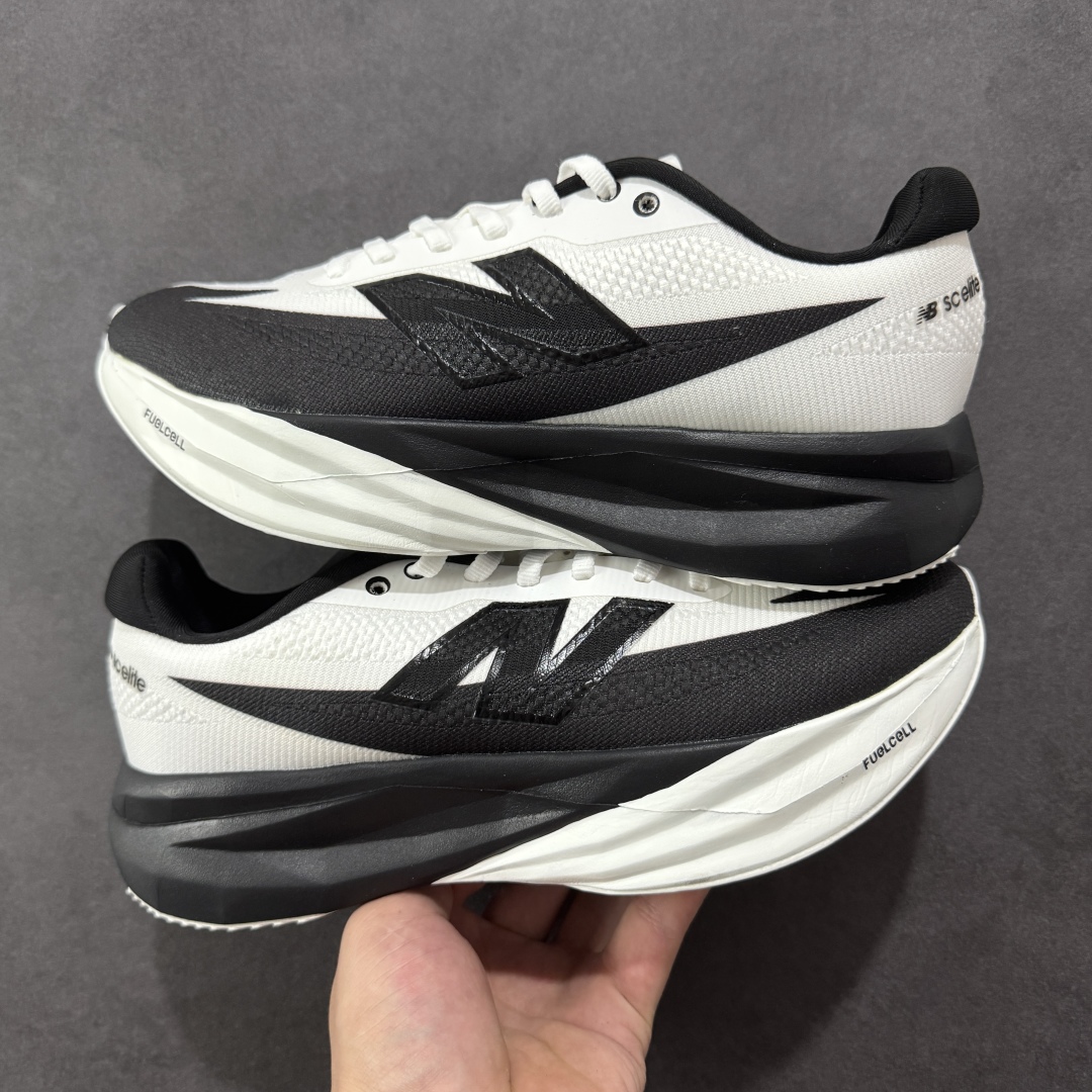 本地💰180 支持放店
【公司级】NEW BALANCE Rebel FuelCell Rebel V4 舒适时尚织物减震耐磨低帮马拉松轻量化跑步鞋 NB新百伦于 2019 年夏天首次发布了 Rebel 在制鞋业仍在向强调能量回报的弹力泡沫转变的时候 Rebel 确实是一个叛逆者 快进到 2024 年 Rebel v4 承诺通过重新配制的中底化合物和更高的堆叠高度提供更轻、更有弹性的跑步体验 就像New Balance SC Elite v4一样 Rebel v4 提供了完全重新设计的中底化合物 最新的混合物将 New Balance 专有的 FuelCell 泡沫(TPU 和 EVA 的混合物)与 PEBA 泡沫相结合 带来更弹跳的跑步体验 PEBA是一种超轻 高性能的泡沫 通常出现在镀碳超级鞋中 New Balance Rebel v4、ASICS Novablast 4和Brooks Hyperion Max都是精力充沛的无电镀运动鞋 在速度锻炼和快节奏中大放异彩 这三款鞋都依靠它们的中底泡沫和轻微的摇杆形状来创造一种向前滚动的感觉 而且虽然这些鞋子在堆叠高度和重量方面各不相同 但它们提供了相似的软硬比例 有足够的流行力来加快步伐
货号:MFCXLB4
SIZE: 36-45
编码:MGB230240