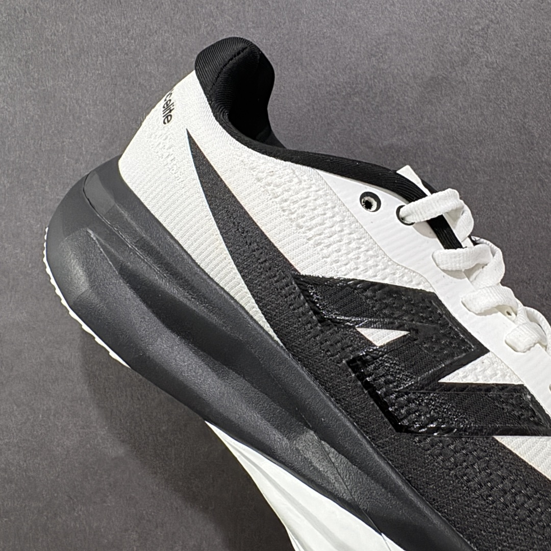 图片[6]-【公司级】NEW BALANCE Rebel FuelCell Rebel V4 舒适时尚织物减震耐磨低帮马拉松轻量化跑步鞋 NB新百伦于 2019 年夏天首次发布了 Rebel 在制鞋业仍在向强调能量回报的弹力泡沫转变的时候 Rebel 确实是一个叛逆者 快进到 2024 年 Rebel v4 承诺通过重新配制的中底化合物和更高的堆叠高度提供更轻、更有弹性的跑步体验 就像New Balance SC Elite v4一样 Rebel v4 提供了完全重新设计的中底化合物 最新的混合物将 New Balance 专有的 FuelCell 泡沫（TPU 和 EVA 的混合物）与 PEBA 泡沫相结合 带来更弹跳的跑步体验 PEBA是一种超轻 高性能的泡沫 通常出现在镀碳超级鞋中 New Balance Rebel v4、ASICS Novablast 4和Brooks Hyperion Max都是精力充沛的无电镀运动鞋 在速度锻炼和快节奏中大放异彩 这三款鞋都依靠它们的中底泡沫和轻微的摇杆形状来创造一种向前滚动的感觉 而且虽然这些鞋子在堆叠高度和重量方面各不相同 但它们提供了相似的软硬比例 有足够的流行力来加快步伐 货号：MFCXLB4 尺码： 36-45-选品中心