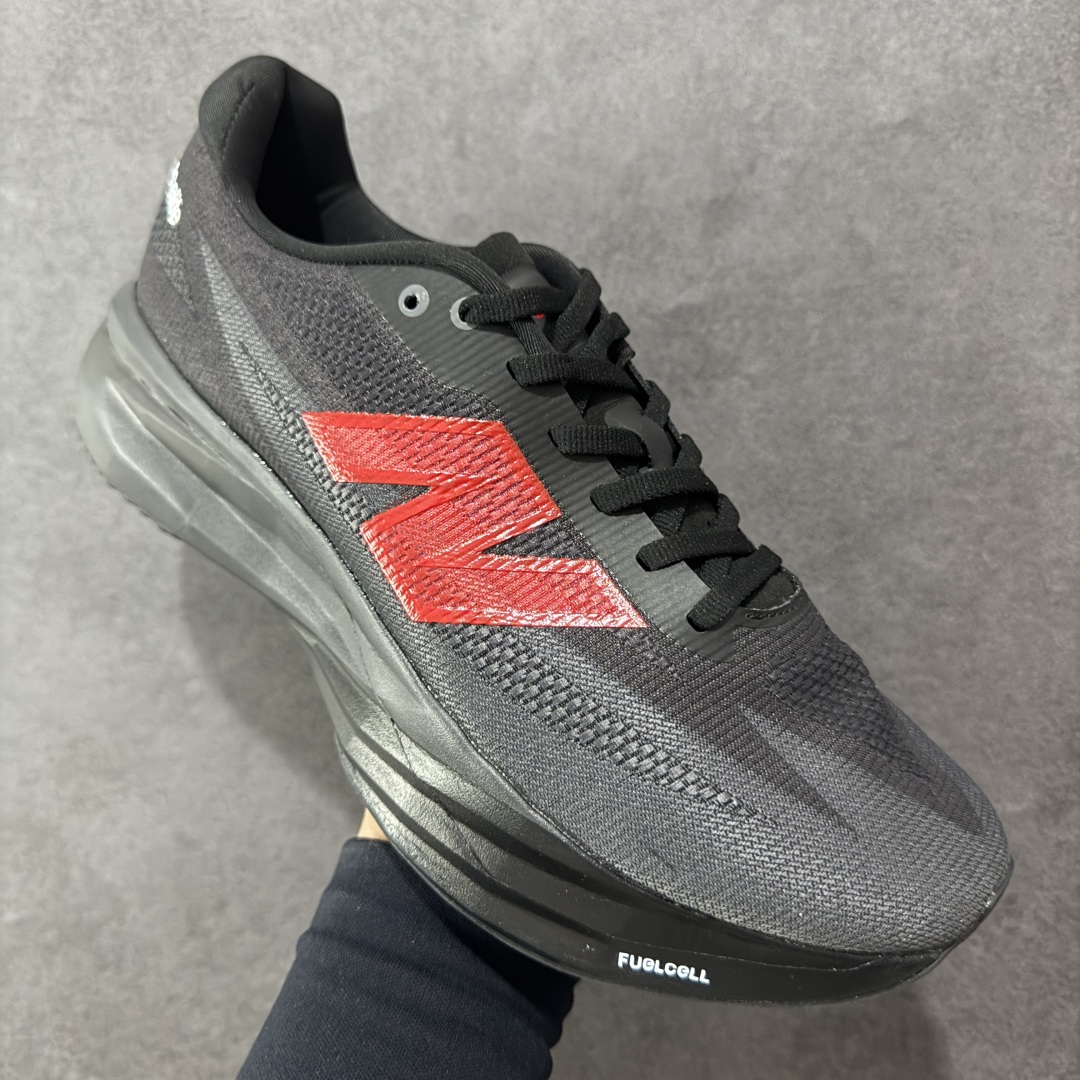图片[3]-【公司级】NEW BALANCE Rebel FuelCell Rebel V4 舒适时尚织物减震耐磨低帮马拉松轻量化跑步鞋 NB新百伦于 2019 年夏天首次发布了 Rebel 在制鞋业仍在向强调能量回报的弹力泡沫转变的时候 Rebel 确实是一个叛逆者 快进到 2024 年 Rebel v4 承诺通过重新配制的中底化合物和更高的堆叠高度提供更轻、更有弹性的跑步体验 就像New Balance SC Elite v4一样 Rebel v4 提供了完全重新设计的中底化合物 最新的混合物将 New Balance 专有的 FuelCell 泡沫（TPU 和 EVA 的混合物）与 PEBA 泡沫相结合 带来更弹跳的跑步体验 PEBA是一种超轻 高性能的泡沫 通常出现在镀碳超级鞋中 New Balance Rebel v4、ASICS Novablast 4和Brooks Hyperion Max都是精力充沛的无电镀运动鞋 在速度锻炼和快节奏中大放异彩 这三款鞋都依靠它们的中底泡沫和轻微的摇杆形状来创造一种向前滚动的感觉 而且虽然这些鞋子在堆叠高度和重量方面各不相同 但它们提供了相似的软硬比例 有足够的流行力来加快步伐 货号：MFCXLB4 尺码： 36-45-选品中心