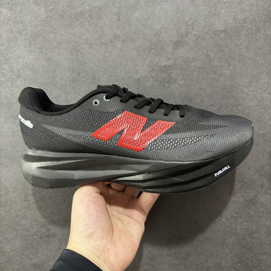 【公司级】NEW BALANCE Rebel FuelCell Rebel V4 舒适时尚织物减震耐磨低帮马拉松轻量化跑步鞋 NB新百伦于 2019 年夏天首次发布了 Rebel 在制鞋业仍在向强调能量回报的弹力泡沫转变的时候 Rebel 确实是一个叛逆者 快进到 2024 年 Rebel v4 承诺通过重新配制的中底化合物和更高的堆叠高度提供更轻、更有弹性的跑步体验 就像New Balance SC Elite v4一样 Rebel v4 提供了完全重新设计的中底化合物 最新的混合物将 New Balance 专有的 FuelCell 泡沫(TPU 和 EVA 的混合物)与 PEBA 泡沫相结合 带来更弹跳的跑步体验 PEBA是一种超轻 高性能的泡沫 通常出现在镀碳超级鞋中 New Balance Rebel v4、ASICS Novablast 4和Brooks Hyperion Max都是精力充沛的无电镀运动鞋 在速度锻炼和快节奏中大放异彩 这三款鞋都依靠它们的中底泡沫和轻微的摇杆形状来创造一种向前滚动的感觉 而且虽然这些鞋子在堆叠高度和重量方面各不相同 但它们提供了相似的软硬比例 有足够的流行力来加快步伐 货号:MFCXLB4 尺码: 36-45-选品中心