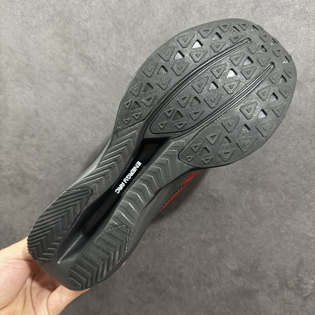 图片[9]-【公司级】NEW BALANCE Rebel FuelCell Rebel V4 舒适时尚织物减震耐磨低帮马拉松轻量化跑步鞋 NB新百伦于 2019 年夏天首次发布了 Rebel 在制鞋业仍在向强调能量回报的弹力泡沫转变的时候 Rebel 确实是一个叛逆者 快进到 2024 年 Rebel v4 承诺通过重新配制的中底化合物和更高的堆叠高度提供更轻、更有弹性的跑步体验 就像New Balance SC Elite v4一样 Rebel v4 提供了完全重新设计的中底化合物 最新的混合物将 New Balance 专有的 FuelCell 泡沫（TPU 和 EVA 的混合物）与 PEBA 泡沫相结合 带来更弹跳的跑步体验 PEBA是一种超轻 高性能的泡沫 通常出现在镀碳超级鞋中 New Balance Rebel v4、ASICS Novablast 4和Brooks Hyperion Max都是精力充沛的无电镀运动鞋 在速度锻炼和快节奏中大放异彩 这三款鞋都依靠它们的中底泡沫和轻微的摇杆形状来创造一种向前滚动的感觉 而且虽然这些鞋子在堆叠高度和重量方面各不相同 但它们提供了相似的软硬比例 有足够的流行力来加快步伐 货号：MFCXLB4 尺码： 36-45-选品中心