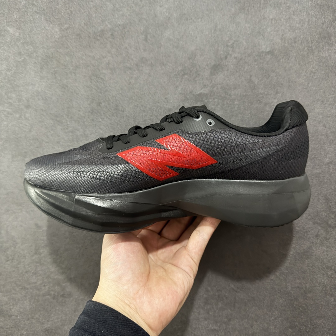 图片[2]-【公司级】NEW BALANCE Rebel FuelCell Rebel V4 舒适时尚织物减震耐磨低帮马拉松轻量化跑步鞋 NB新百伦于 2019 年夏天首次发布了 Rebel 在制鞋业仍在向强调能量回报的弹力泡沫转变的时候 Rebel 确实是一个叛逆者 快进到 2024 年 Rebel v4 承诺通过重新配制的中底化合物和更高的堆叠高度提供更轻、更有弹性的跑步体验 就像New Balance SC Elite v4一样 Rebel v4 提供了完全重新设计的中底化合物 最新的混合物将 New Balance 专有的 FuelCell 泡沫（TPU 和 EVA 的混合物）与 PEBA 泡沫相结合 带来更弹跳的跑步体验 PEBA是一种超轻 高性能的泡沫 通常出现在镀碳超级鞋中 New Balance Rebel v4、ASICS Novablast 4和Brooks Hyperion Max都是精力充沛的无电镀运动鞋 在速度锻炼和快节奏中大放异彩 这三款鞋都依靠它们的中底泡沫和轻微的摇杆形状来创造一种向前滚动的感觉 而且虽然这些鞋子在堆叠高度和重量方面各不相同 但它们提供了相似的软硬比例 有足够的流行力来加快步伐 货号：MFCXLB4 尺码： 36-45-选品中心