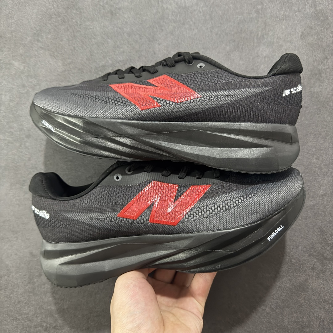 本地💰180 支持放店
【公司级】NEW BALANCE Rebel FuelCell Rebel V4 舒适时尚织物减震耐磨低帮马拉松轻量化跑步鞋 NB新百伦于 2019 年夏天首次发布了 Rebel 在制鞋业仍在向强调能量回报的弹力泡沫转变的时候 Rebel 确实是一个叛逆者 快进到 2024 年 Rebel v4 承诺通过重新配制的中底化合物和更高的堆叠高度提供更轻、更有弹性的跑步体验 就像New Balance SC Elite v4一样 Rebel v4 提供了完全重新设计的中底化合物 最新的混合物将 New Balance 专有的 FuelCell 泡沫(TPU 和 EVA 的混合物)与 PEBA 泡沫相结合 带来更弹跳的跑步体验 PEBA是一种超轻 高性能的泡沫 通常出现在镀碳超级鞋中 New Balance Rebel v4、ASICS Novablast 4和Brooks Hyperion Max都是精力充沛的无电镀运动鞋 在速度锻炼和快节奏中大放异彩 这三款鞋都依靠它们的中底泡沫和轻微的摇杆形状来创造一种向前滚动的感觉 而且虽然这些鞋子在堆叠高度和重量方面各不相同 但它们提供了相似的软硬比例 有足够的流行力来加快步伐
货号:MFCXLB4
SIZE: 36-45
编码:MGB230240