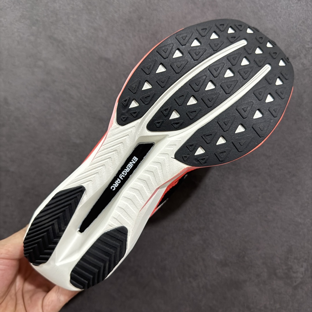 图片[9]-【公司级】NEW BALANCE Rebel FuelCell Rebel V4 舒适时尚织物减震耐磨低帮马拉松轻量化跑步鞋 NB新百伦于 2019 年夏天首次发布了 Rebel 在制鞋业仍在向强调能量回报的弹力泡沫转变的时候 Rebel 确实是一个叛逆者 快进到 2024 年 Rebel v4 承诺通过重新配制的中底化合物和更高的堆叠高度提供更轻、更有弹性的跑步体验 就像New Balance SC Elite v4一样 Rebel v4 提供了完全重新设计的中底化合物 最新的混合物将 New Balance 专有的 FuelCell 泡沫（TPU 和 EVA 的混合物）与 PEBA 泡沫相结合 带来更弹跳的跑步体验 PEBA是一种超轻 高性能的泡沫 通常出现在镀碳超级鞋中 New Balance Rebel v4、ASICS Novablast 4和Brooks Hyperion Max都是精力充沛的无电镀运动鞋 在速度锻炼和快节奏中大放异彩 这三款鞋都依靠它们的中底泡沫和轻微的摇杆形状来创造一种向前滚动的感觉 而且虽然这些鞋子在堆叠高度和重量方面各不相同 但它们提供了相似的软硬比例 有足够的流行力来加快步伐 货号：MFCXLB4 尺码： 40-45-选品中心