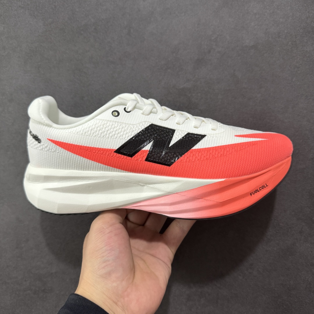 【公司级】NEW BALANCE Rebel FuelCell Rebel V4 舒适时尚织物减震耐磨低帮马拉松轻量化跑步鞋 NB新百伦于 2019 年夏天首次发布了 Rebel 在制鞋业仍在向强调能量回报的弹力泡沫转变的时候 Rebel 确实是一个叛逆者 快进到 2024 年 Rebel v4 承诺通过重新配制的中底化合物和更高的堆叠高度提供更轻、更有弹性的跑步体验 就像New Balance SC Elite v4一样 Rebel v4 提供了完全重新设计的中底化合物 最新的混合物将 New Balance 专有的 FuelCell 泡沫(TPU 和 EVA 的混合物)与 PEBA 泡沫相结合 带来更弹跳的跑步体验 PEBA是一种超轻 高性能的泡沫 通常出现在镀碳超级鞋中 New Balance Rebel v4、ASICS Novablast 4和Brooks Hyperion Max都是精力充沛的无电镀运动鞋 在速度锻炼和快节奏中大放异彩 这三款鞋都依靠它们的中底泡沫和轻微的摇杆形状来创造一种向前滚动的感觉 而且虽然这些鞋子在堆叠高度和重量方面各不相同 但它们提供了相似的软硬比例 有足够的流行力来加快步伐 货号:MFCXLB4 尺码: 40-45-选品中心