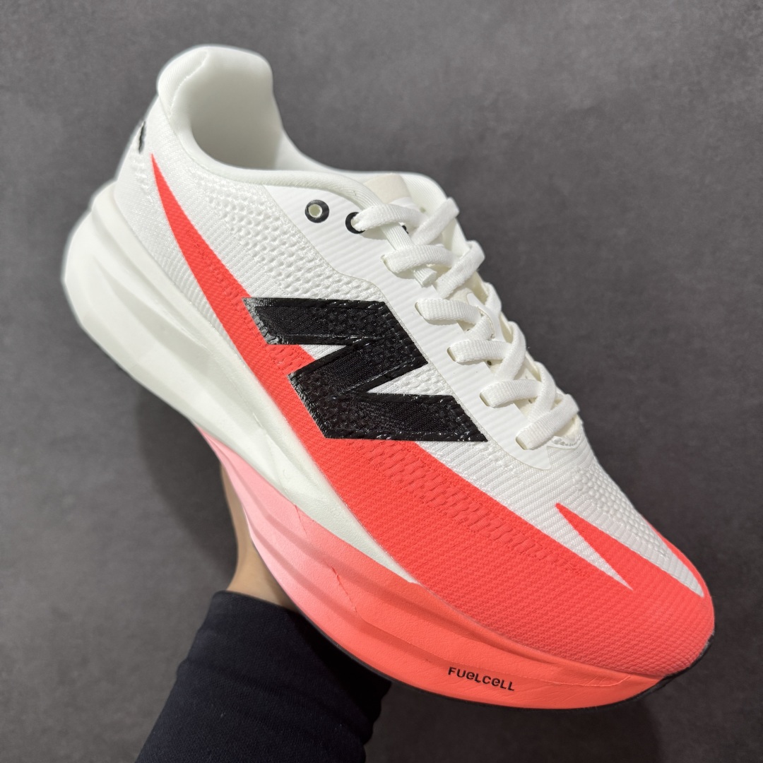 图片[3]-【公司级】NEW BALANCE Rebel FuelCell Rebel V4 舒适时尚织物减震耐磨低帮马拉松轻量化跑步鞋 NB新百伦于 2019 年夏天首次发布了 Rebel 在制鞋业仍在向强调能量回报的弹力泡沫转变的时候 Rebel 确实是一个叛逆者 快进到 2024 年 Rebel v4 承诺通过重新配制的中底化合物和更高的堆叠高度提供更轻、更有弹性的跑步体验 就像New Balance SC Elite v4一样 Rebel v4 提供了完全重新设计的中底化合物 最新的混合物将 New Balance 专有的 FuelCell 泡沫（TPU 和 EVA 的混合物）与 PEBA 泡沫相结合 带来更弹跳的跑步体验 PEBA是一种超轻 高性能的泡沫 通常出现在镀碳超级鞋中 New Balance Rebel v4、ASICS Novablast 4和Brooks Hyperion Max都是精力充沛的无电镀运动鞋 在速度锻炼和快节奏中大放异彩 这三款鞋都依靠它们的中底泡沫和轻微的摇杆形状来创造一种向前滚动的感觉 而且虽然这些鞋子在堆叠高度和重量方面各不相同 但它们提供了相似的软硬比例 有足够的流行力来加快步伐 货号：MFCXLB4 尺码： 40-45-选品中心
