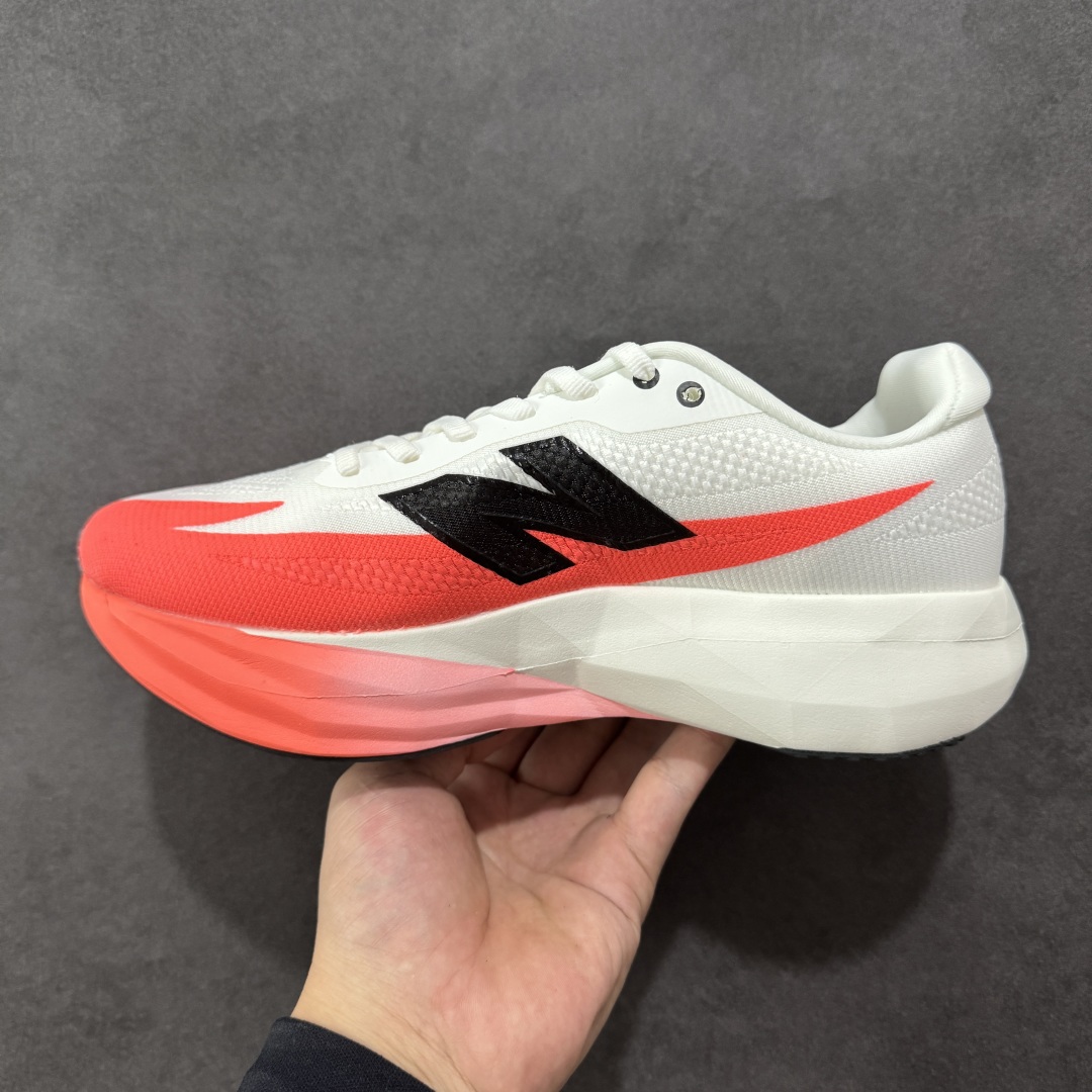 图片[2]-【公司级】NEW BALANCE Rebel FuelCell Rebel V4 舒适时尚织物减震耐磨低帮马拉松轻量化跑步鞋 NB新百伦于 2019 年夏天首次发布了 Rebel 在制鞋业仍在向强调能量回报的弹力泡沫转变的时候 Rebel 确实是一个叛逆者 快进到 2024 年 Rebel v4 承诺通过重新配制的中底化合物和更高的堆叠高度提供更轻、更有弹性的跑步体验 就像New Balance SC Elite v4一样 Rebel v4 提供了完全重新设计的中底化合物 最新的混合物将 New Balance 专有的 FuelCell 泡沫（TPU 和 EVA 的混合物）与 PEBA 泡沫相结合 带来更弹跳的跑步体验 PEBA是一种超轻 高性能的泡沫 通常出现在镀碳超级鞋中 New Balance Rebel v4、ASICS Novablast 4和Brooks Hyperion Max都是精力充沛的无电镀运动鞋 在速度锻炼和快节奏中大放异彩 这三款鞋都依靠它们的中底泡沫和轻微的摇杆形状来创造一种向前滚动的感觉 而且虽然这些鞋子在堆叠高度和重量方面各不相同 但它们提供了相似的软硬比例 有足够的流行力来加快步伐 货号：MFCXLB4 尺码： 40-45-选品中心