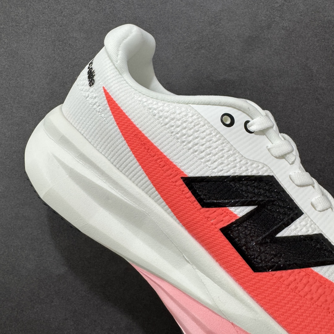 图片[6]-【公司级】NEW BALANCE Rebel FuelCell Rebel V4 舒适时尚织物减震耐磨低帮马拉松轻量化跑步鞋 NB新百伦于 2019 年夏天首次发布了 Rebel 在制鞋业仍在向强调能量回报的弹力泡沫转变的时候 Rebel 确实是一个叛逆者 快进到 2024 年 Rebel v4 承诺通过重新配制的中底化合物和更高的堆叠高度提供更轻、更有弹性的跑步体验 就像New Balance SC Elite v4一样 Rebel v4 提供了完全重新设计的中底化合物 最新的混合物将 New Balance 专有的 FuelCell 泡沫（TPU 和 EVA 的混合物）与 PEBA 泡沫相结合 带来更弹跳的跑步体验 PEBA是一种超轻 高性能的泡沫 通常出现在镀碳超级鞋中 New Balance Rebel v4、ASICS Novablast 4和Brooks Hyperion Max都是精力充沛的无电镀运动鞋 在速度锻炼和快节奏中大放异彩 这三款鞋都依靠它们的中底泡沫和轻微的摇杆形状来创造一种向前滚动的感觉 而且虽然这些鞋子在堆叠高度和重量方面各不相同 但它们提供了相似的软硬比例 有足够的流行力来加快步伐 货号：MFCXLB4 尺码： 40-45-选品中心