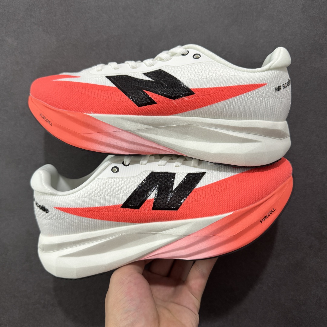 本地💰180 支持放店
【公司级】NEW BALANCE Rebel FuelCell Rebel V4 舒适时尚织物减震耐磨低帮马拉松轻量化跑步鞋 NB新百伦于 2019 年夏天首次发布了 Rebel 在制鞋业仍在向强调能量回报的弹力泡沫转变的时候 Rebel 确实是一个叛逆者 快进到 2024 年 Rebel v4 承诺通过重新配制的中底化合物和更高的堆叠高度提供更轻、更有弹性的跑步体验 就像New Balance SC Elite v4一样 Rebel v4 提供了完全重新设计的中底化合物 最新的混合物将 New Balance 专有的 FuelCell 泡沫(TPU 和 EVA 的混合物)与 PEBA 泡沫相结合 带来更弹跳的跑步体验 PEBA是一种超轻 高性能的泡沫 通常出现在镀碳超级鞋中 New Balance Rebel v4、ASICS Novablast 4和Brooks Hyperion Max都是精力充沛的无电镀运动鞋 在速度锻炼和快节奏中大放异彩 这三款鞋都依靠它们的中底泡沫和轻微的摇杆形状来创造一种向前滚动的感觉 而且虽然这些鞋子在堆叠高度和重量方面各不相同 但它们提供了相似的软硬比例 有足够的流行力来加快步伐
货号:MFCXLB4
SIZE: 36-45
编码:MGB230240