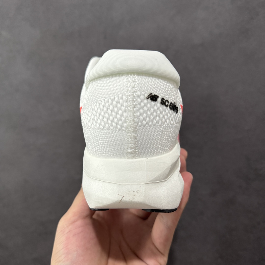 图片[4]-【公司级】NEW BALANCE Rebel FuelCell Rebel V4 舒适时尚织物减震耐磨低帮马拉松轻量化跑步鞋 NB新百伦于 2019 年夏天首次发布了 Rebel 在制鞋业仍在向强调能量回报的弹力泡沫转变的时候 Rebel 确实是一个叛逆者 快进到 2024 年 Rebel v4 承诺通过重新配制的中底化合物和更高的堆叠高度提供更轻、更有弹性的跑步体验 就像New Balance SC Elite v4一样 Rebel v4 提供了完全重新设计的中底化合物 最新的混合物将 New Balance 专有的 FuelCell 泡沫（TPU 和 EVA 的混合物）与 PEBA 泡沫相结合 带来更弹跳的跑步体验 PEBA是一种超轻 高性能的泡沫 通常出现在镀碳超级鞋中 New Balance Rebel v4、ASICS Novablast 4和Brooks Hyperion Max都是精力充沛的无电镀运动鞋 在速度锻炼和快节奏中大放异彩 这三款鞋都依靠它们的中底泡沫和轻微的摇杆形状来创造一种向前滚动的感觉 而且虽然这些鞋子在堆叠高度和重量方面各不相同 但它们提供了相似的软硬比例 有足够的流行力来加快步伐 货号：MFCXLB4 尺码： 40-45-选品中心