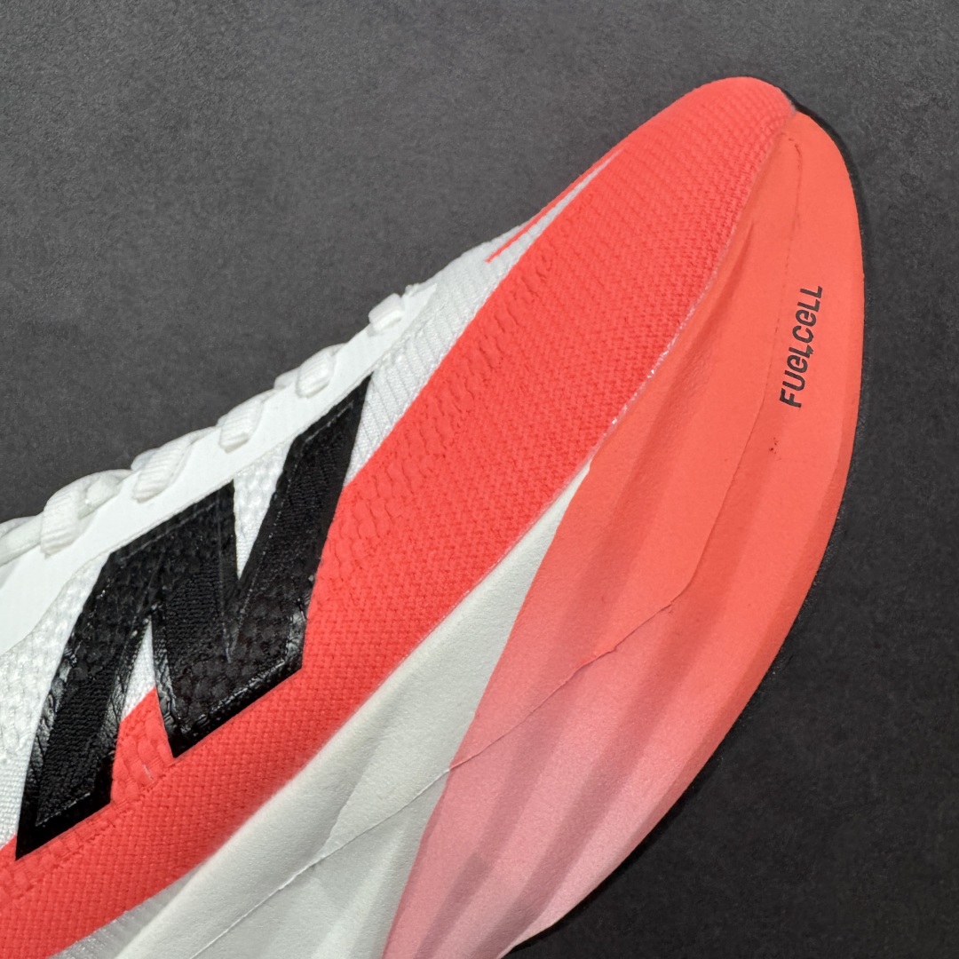 图片[5]-【公司级】NEW BALANCE Rebel FuelCell Rebel V4 舒适时尚织物减震耐磨低帮马拉松轻量化跑步鞋 NB新百伦于 2019 年夏天首次发布了 Rebel 在制鞋业仍在向强调能量回报的弹力泡沫转变的时候 Rebel 确实是一个叛逆者 快进到 2024 年 Rebel v4 承诺通过重新配制的中底化合物和更高的堆叠高度提供更轻、更有弹性的跑步体验 就像New Balance SC Elite v4一样 Rebel v4 提供了完全重新设计的中底化合物 最新的混合物将 New Balance 专有的 FuelCell 泡沫（TPU 和 EVA 的混合物）与 PEBA 泡沫相结合 带来更弹跳的跑步体验 PEBA是一种超轻 高性能的泡沫 通常出现在镀碳超级鞋中 New Balance Rebel v4、ASICS Novablast 4和Brooks Hyperion Max都是精力充沛的无电镀运动鞋 在速度锻炼和快节奏中大放异彩 这三款鞋都依靠它们的中底泡沫和轻微的摇杆形状来创造一种向前滚动的感觉 而且虽然这些鞋子在堆叠高度和重量方面各不相同 但它们提供了相似的软硬比例 有足够的流行力来加快步伐 货号：MFCXLB4 尺码： 40-45-选品中心
