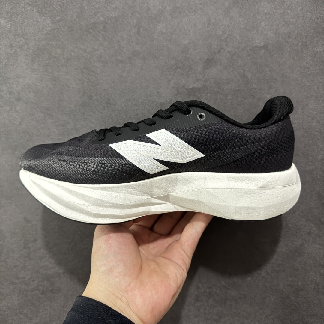 图片[2]-【公司级】NEW BALANCE Rebel FuelCell Rebel V4 舒适时尚织物减震耐磨低帮马拉松轻量化跑步鞋 NB新百伦于 2019 年夏天首次发布了 Rebel 在制鞋业仍在向强调能量回报的弹力泡沫转变的时候 Rebel 确实是一个叛逆者 快进到 2024 年 Rebel v4 承诺通过重新配制的中底化合物和更高的堆叠高度提供更轻、更有弹性的跑步体验 就像New Balance SC Elite v4一样 Rebel v4 提供了完全重新设计的中底化合物 最新的混合物将 New Balance 专有的 FuelCell 泡沫（TPU 和 EVA 的混合物）与 PEBA 泡沫相结合 带来更弹跳的跑步体验 PEBA是一种超轻 高性能的泡沫 通常出现在镀碳超级鞋中 New Balance Rebel v4、ASICS Novablast 4和Brooks Hyperion Max都是精力充沛的无电镀运动鞋 在速度锻炼和快节奏中大放异彩 这三款鞋都依靠它们的中底泡沫和轻微的摇杆形状来创造一种向前滚动的感觉 而且虽然这些鞋子在堆叠高度和重量方面各不相同 但它们提供了相似的软硬比例 有足够的流行力来加快步伐 货号：MFCXLB4 尺码： 36-45-选品中心