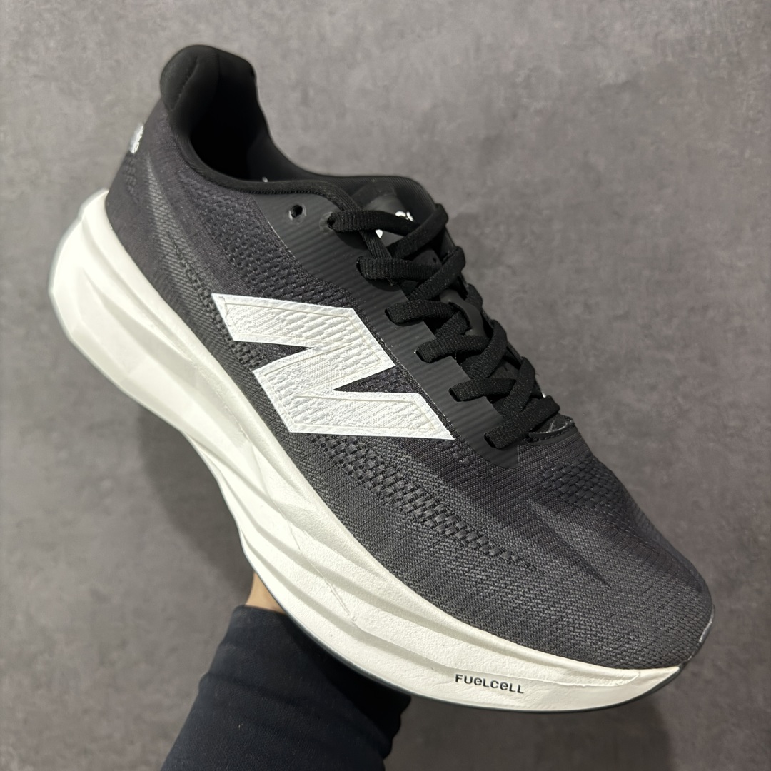 图片[3]-【公司级】NEW BALANCE Rebel FuelCell Rebel V4 舒适时尚织物减震耐磨低帮马拉松轻量化跑步鞋 NB新百伦于 2019 年夏天首次发布了 Rebel 在制鞋业仍在向强调能量回报的弹力泡沫转变的时候 Rebel 确实是一个叛逆者 快进到 2024 年 Rebel v4 承诺通过重新配制的中底化合物和更高的堆叠高度提供更轻、更有弹性的跑步体验 就像New Balance SC Elite v4一样 Rebel v4 提供了完全重新设计的中底化合物 最新的混合物将 New Balance 专有的 FuelCell 泡沫（TPU 和 EVA 的混合物）与 PEBA 泡沫相结合 带来更弹跳的跑步体验 PEBA是一种超轻 高性能的泡沫 通常出现在镀碳超级鞋中 New Balance Rebel v4、ASICS Novablast 4和Brooks Hyperion Max都是精力充沛的无电镀运动鞋 在速度锻炼和快节奏中大放异彩 这三款鞋都依靠它们的中底泡沫和轻微的摇杆形状来创造一种向前滚动的感觉 而且虽然这些鞋子在堆叠高度和重量方面各不相同 但它们提供了相似的软硬比例 有足够的流行力来加快步伐 货号：MFCXLB4 尺码： 36-45-选品中心