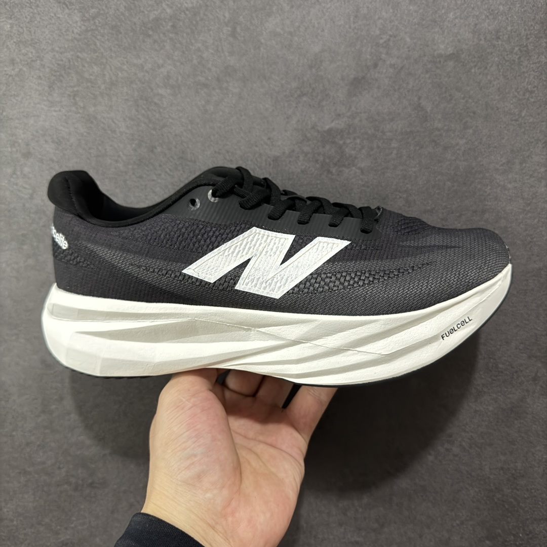 【公司级】NEW BALANCE Rebel FuelCell Rebel V4 舒适时尚织物减震耐磨低帮马拉松轻量化跑步鞋 NB新百伦于 2019 年夏天首次发布了 Rebel 在制鞋业仍在向强调能量回报的弹力泡沫转变的时候 Rebel 确实是一个叛逆者 快进到 2024 年 Rebel v4 承诺通过重新配制的中底化合物和更高的堆叠高度提供更轻、更有弹性的跑步体验 就像New Balance SC Elite v4一样 Rebel v4 提供了完全重新设计的中底化合物 最新的混合物将 New Balance 专有的 FuelCell 泡沫（TPU 和 EVA 的混合物）与 PEBA 泡沫相结合 带来更弹跳的跑步体验 PEBA是一种超轻 高性能的泡沫 通常出现在镀碳超级鞋中 New Balance Rebel v4、ASICS Novablast 4和Brooks Hyperion Max都是精力充沛的无电镀运动鞋 在速度锻炼和快节奏中大放异彩 这三款鞋都依靠它们的中底泡沫和轻微的摇杆形状来创造一种向前滚动的感觉 而且虽然这些鞋子在堆叠高度和重量方面各不相同 但它们提供了相似的软硬比例 有足够的流行力来加快步伐 货号：MFCXLB4 尺码： 36-45-选品中心