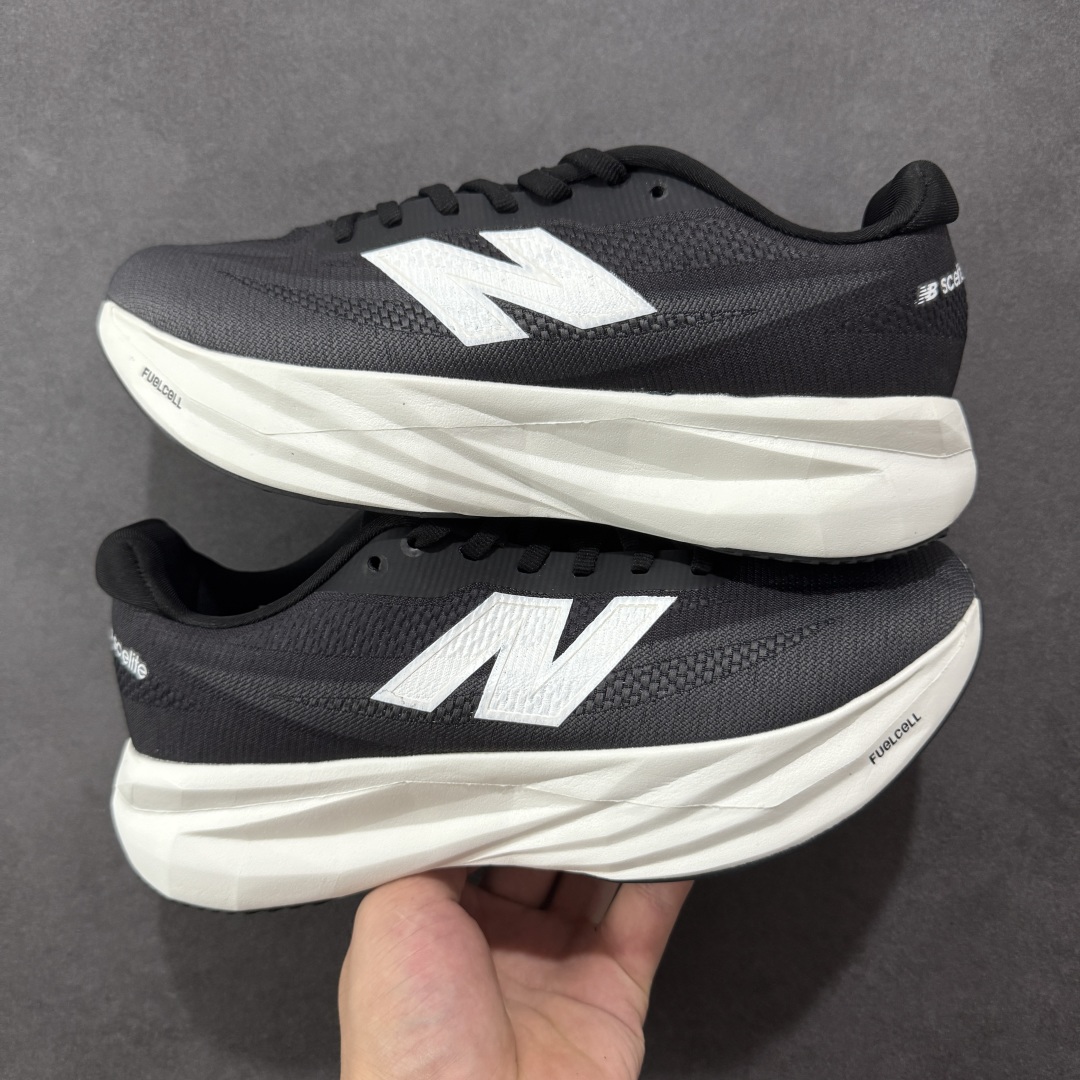 本地💰180 支持放店
【公司级】NEW BALANCE Rebel FuelCell Rebel V4 舒适时尚织物减震耐磨低帮马拉松轻量化跑步鞋 NB新百伦于 2019 年夏天首次发布了 Rebel 在制鞋业仍在向强调能量回报的弹力泡沫转变的时候 Rebel 确实是一个叛逆者 快进到 2024 年 Rebel v4 承诺通过重新配制的中底化合物和更高的堆叠高度提供更轻、更有弹性的跑步体验 就像New Balance SC Elite v4一样 Rebel v4 提供了完全重新设计的中底化合物 最新的混合物将 New Balance 专有的 FuelCell 泡沫(TPU 和 EVA 的混合物)与 PEBA 泡沫相结合 带来更弹跳的跑步体验 PEBA是一种超轻 高性能的泡沫 通常出现在镀碳超级鞋中 New Balance Rebel v4、ASICS Novablast 4和Brooks Hyperion Max都是精力充沛的无电镀运动鞋 在速度锻炼和快节奏中大放异彩 这三款鞋都依靠它们的中底泡沫和轻微的摇杆形状来创造一种向前滚动的感觉 而且虽然这些鞋子在堆叠高度和重量方面各不相同 但它们提供了相似的软硬比例 有足够的流行力来加快步伐
货号:MFCXLB4
SIZE: 36-45
编码:MGB230240