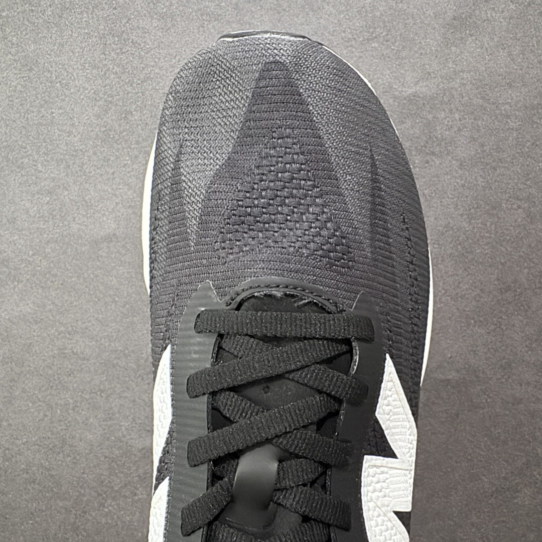 图片[8]-【公司级】NEW BALANCE Rebel FuelCell Rebel V4 舒适时尚织物减震耐磨低帮马拉松轻量化跑步鞋 NB新百伦于 2019 年夏天首次发布了 Rebel 在制鞋业仍在向强调能量回报的弹力泡沫转变的时候 Rebel 确实是一个叛逆者 快进到 2024 年 Rebel v4 承诺通过重新配制的中底化合物和更高的堆叠高度提供更轻、更有弹性的跑步体验 就像New Balance SC Elite v4一样 Rebel v4 提供了完全重新设计的中底化合物 最新的混合物将 New Balance 专有的 FuelCell 泡沫（TPU 和 EVA 的混合物）与 PEBA 泡沫相结合 带来更弹跳的跑步体验 PEBA是一种超轻 高性能的泡沫 通常出现在镀碳超级鞋中 New Balance Rebel v4、ASICS Novablast 4和Brooks Hyperion Max都是精力充沛的无电镀运动鞋 在速度锻炼和快节奏中大放异彩 这三款鞋都依靠它们的中底泡沫和轻微的摇杆形状来创造一种向前滚动的感觉 而且虽然这些鞋子在堆叠高度和重量方面各不相同 但它们提供了相似的软硬比例 有足够的流行力来加快步伐 货号：MFCXLB4 尺码： 36-45-选品中心