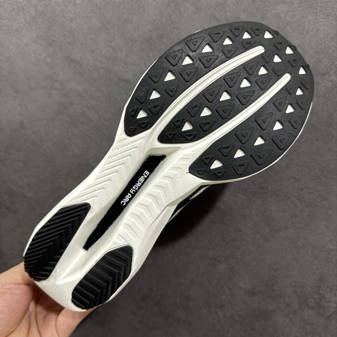 图片[9]-【公司级】NEW BALANCE Rebel FuelCell Rebel V4 舒适时尚织物减震耐磨低帮马拉松轻量化跑步鞋 NB新百伦于 2019 年夏天首次发布了 Rebel 在制鞋业仍在向强调能量回报的弹力泡沫转变的时候 Rebel 确实是一个叛逆者 快进到 2024 年 Rebel v4 承诺通过重新配制的中底化合物和更高的堆叠高度提供更轻、更有弹性的跑步体验 就像New Balance SC Elite v4一样 Rebel v4 提供了完全重新设计的中底化合物 最新的混合物将 New Balance 专有的 FuelCell 泡沫（TPU 和 EVA 的混合物）与 PEBA 泡沫相结合 带来更弹跳的跑步体验 PEBA是一种超轻 高性能的泡沫 通常出现在镀碳超级鞋中 New Balance Rebel v4、ASICS Novablast 4和Brooks Hyperion Max都是精力充沛的无电镀运动鞋 在速度锻炼和快节奏中大放异彩 这三款鞋都依靠它们的中底泡沫和轻微的摇杆形状来创造一种向前滚动的感觉 而且虽然这些鞋子在堆叠高度和重量方面各不相同 但它们提供了相似的软硬比例 有足够的流行力来加快步伐 货号：MFCXLB4 尺码： 36-45-选品中心