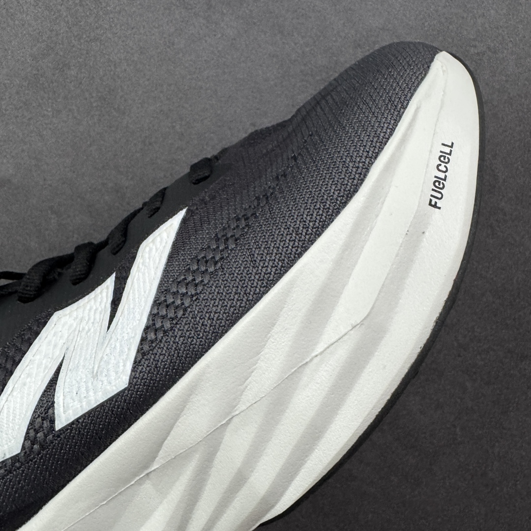 图片[5]-【公司级】NEW BALANCE Rebel FuelCell Rebel V4 舒适时尚织物减震耐磨低帮马拉松轻量化跑步鞋 NB新百伦于 2019 年夏天首次发布了 Rebel 在制鞋业仍在向强调能量回报的弹力泡沫转变的时候 Rebel 确实是一个叛逆者 快进到 2024 年 Rebel v4 承诺通过重新配制的中底化合物和更高的堆叠高度提供更轻、更有弹性的跑步体验 就像New Balance SC Elite v4一样 Rebel v4 提供了完全重新设计的中底化合物 最新的混合物将 New Balance 专有的 FuelCell 泡沫（TPU 和 EVA 的混合物）与 PEBA 泡沫相结合 带来更弹跳的跑步体验 PEBA是一种超轻 高性能的泡沫 通常出现在镀碳超级鞋中 New Balance Rebel v4、ASICS Novablast 4和Brooks Hyperion Max都是精力充沛的无电镀运动鞋 在速度锻炼和快节奏中大放异彩 这三款鞋都依靠它们的中底泡沫和轻微的摇杆形状来创造一种向前滚动的感觉 而且虽然这些鞋子在堆叠高度和重量方面各不相同 但它们提供了相似的软硬比例 有足够的流行力来加快步伐 货号：MFCXLB4 尺码： 36-45-选品中心