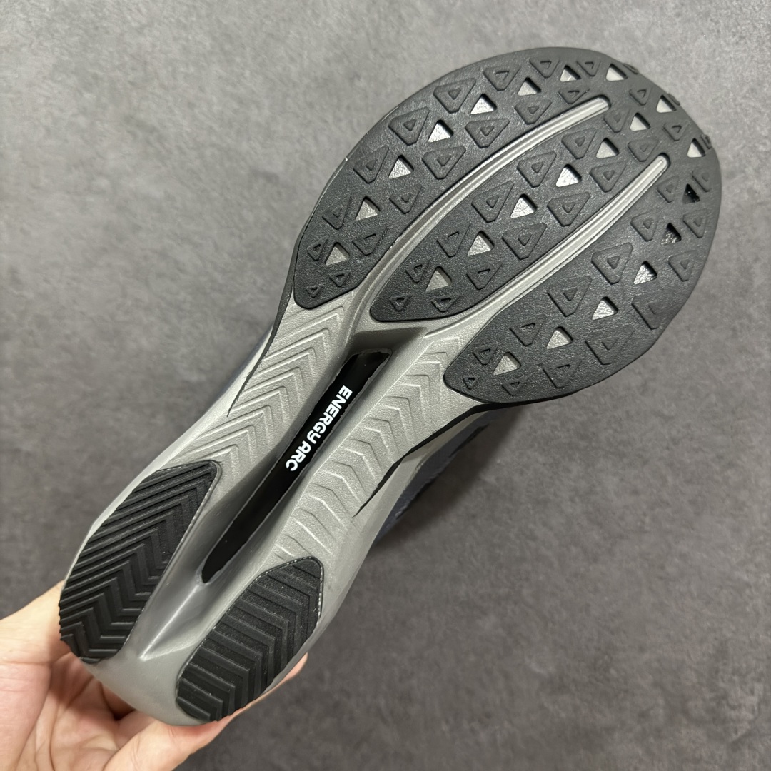 图片[9]-【公司级】NEW BALANCE Rebel FuelCell Rebel V4 舒适时尚织物减震耐磨低帮马拉松轻量化跑步鞋 NB新百伦于 2019 年夏天首次发布了 Rebel 在制鞋业仍在向强调能量回报的弹力泡沫转变的时候 Rebel 确实是一个叛逆者 快进到 2024 年 Rebel v4 承诺通过重新配制的中底化合物和更高的堆叠高度提供更轻、更有弹性的跑步体验 就像New Balance SC Elite v4一样 Rebel v4 提供了完全重新设计的中底化合物 最新的混合物将 New Balance 专有的 FuelCell 泡沫（TPU 和 EVA 的混合物）与 PEBA 泡沫相结合 带来更弹跳的跑步体验 PEBA是一种超轻 高性能的泡沫 通常出现在镀碳超级鞋中 New Balance Rebel v4、ASICS Novablast 4和Brooks Hyperion Max都是精力充沛的无电镀运动鞋 在速度锻炼和快节奏中大放异彩 这三款鞋都依靠它们的中底泡沫和轻微的摇杆形状来创造一种向前滚动的感觉 而且虽然这些鞋子在堆叠高度和重量方面各不相同 但它们提供了相似的软硬比例 有足够的流行力来加快步伐 货号：MFCXLB4 尺码： 36-45-选品中心