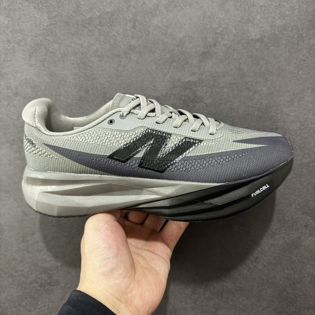 【公司级】NEW BALANCE Rebel FuelCell Rebel V4 舒适时尚织物减震耐磨低帮马拉松轻量化跑步鞋 NB新百伦于 2019 年夏天首次发布了 Rebel 在制鞋业仍在向强调能量回报的弹力泡沫转变的时候 Rebel 确实是一个叛逆者 快进到 2024 年 Rebel v4 承诺通过重新配制的中底化合物和更高的堆叠高度提供更轻、更有弹性的跑步体验 就像New Balance SC Elite v4一样 Rebel v4 提供了完全重新设计的中底化合物 最新的混合物将 New Balance 专有的 FuelCell 泡沫(TPU 和 EVA 的混合物)与 PEBA 泡沫相结合 带来更弹跳的跑步体验 PEBA是一种超轻 高性能的泡沫 通常出现在镀碳超级鞋中 New Balance Rebel v4、ASICS Novablast 4和Brooks Hyperion Max都是精力充沛的无电镀运动鞋 在速度锻炼和快节奏中大放异彩 这三款鞋都依靠它们的中底泡沫和轻微的摇杆形状来创造一种向前滚动的感觉 而且虽然这些鞋子在堆叠高度和重量方面各不相同 但它们提供了相似的软硬比例 有足够的流行力来加快步伐 货号:MFCXLB4 尺码: 36-45-选品中心