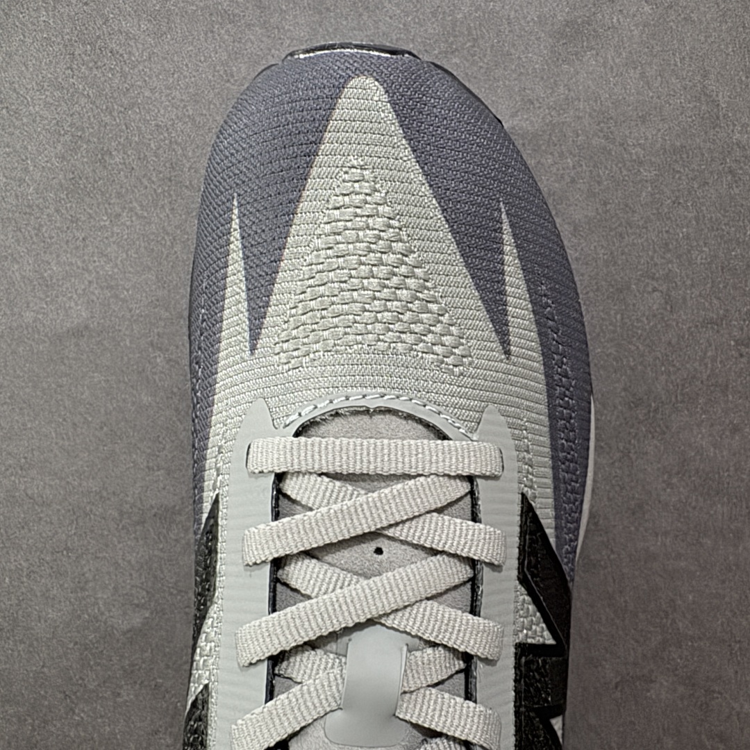 图片[8]-【公司级】NEW BALANCE Rebel FuelCell Rebel V4 舒适时尚织物减震耐磨低帮马拉松轻量化跑步鞋 NB新百伦于 2019 年夏天首次发布了 Rebel 在制鞋业仍在向强调能量回报的弹力泡沫转变的时候 Rebel 确实是一个叛逆者 快进到 2024 年 Rebel v4 承诺通过重新配制的中底化合物和更高的堆叠高度提供更轻、更有弹性的跑步体验 就像New Balance SC Elite v4一样 Rebel v4 提供了完全重新设计的中底化合物 最新的混合物将 New Balance 专有的 FuelCell 泡沫（TPU 和 EVA 的混合物）与 PEBA 泡沫相结合 带来更弹跳的跑步体验 PEBA是一种超轻 高性能的泡沫 通常出现在镀碳超级鞋中 New Balance Rebel v4、ASICS Novablast 4和Brooks Hyperion Max都是精力充沛的无电镀运动鞋 在速度锻炼和快节奏中大放异彩 这三款鞋都依靠它们的中底泡沫和轻微的摇杆形状来创造一种向前滚动的感觉 而且虽然这些鞋子在堆叠高度和重量方面各不相同 但它们提供了相似的软硬比例 有足够的流行力来加快步伐 货号：MFCXLB4 尺码： 36-45-选品中心