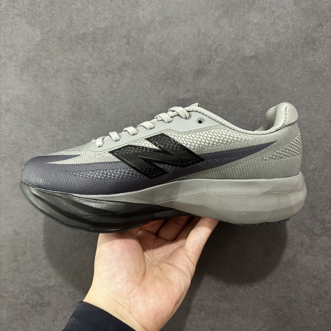 图片[2]-【公司级】NEW BALANCE Rebel FuelCell Rebel V4 舒适时尚织物减震耐磨低帮马拉松轻量化跑步鞋 NB新百伦于 2019 年夏天首次发布了 Rebel 在制鞋业仍在向强调能量回报的弹力泡沫转变的时候 Rebel 确实是一个叛逆者 快进到 2024 年 Rebel v4 承诺通过重新配制的中底化合物和更高的堆叠高度提供更轻、更有弹性的跑步体验 就像New Balance SC Elite v4一样 Rebel v4 提供了完全重新设计的中底化合物 最新的混合物将 New Balance 专有的 FuelCell 泡沫（TPU 和 EVA 的混合物）与 PEBA 泡沫相结合 带来更弹跳的跑步体验 PEBA是一种超轻 高性能的泡沫 通常出现在镀碳超级鞋中 New Balance Rebel v4、ASICS Novablast 4和Brooks Hyperion Max都是精力充沛的无电镀运动鞋 在速度锻炼和快节奏中大放异彩 这三款鞋都依靠它们的中底泡沫和轻微的摇杆形状来创造一种向前滚动的感觉 而且虽然这些鞋子在堆叠高度和重量方面各不相同 但它们提供了相似的软硬比例 有足够的流行力来加快步伐 货号：MFCXLB4 尺码： 36-45-选品中心