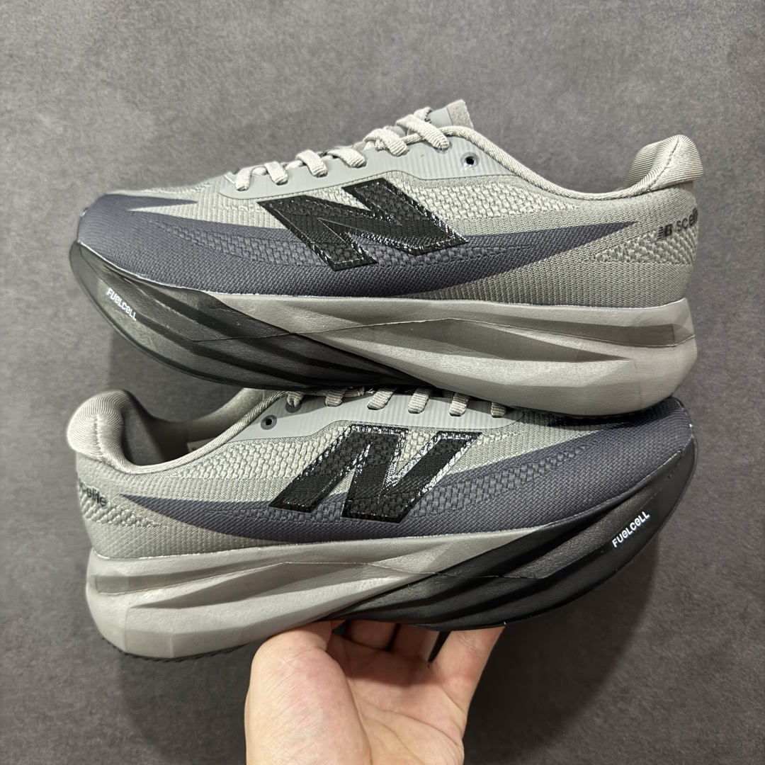 本地💰180 支持放店
【公司级】NEW BALANCE Rebel FuelCell Rebel V4 舒适时尚织物减震耐磨低帮马拉松轻量化跑步鞋 NB新百伦于 2019 年夏天首次发布了 Rebel 在制鞋业仍在向强调能量回报的弹力泡沫转变的时候 Rebel 确实是一个叛逆者 快进到 2024 年 Rebel v4 承诺通过重新配制的中底化合物和更高的堆叠高度提供更轻、更有弹性的跑步体验 就像New Balance SC Elite v4一样 Rebel v4 提供了完全重新设计的中底化合物 最新的混合物将 New Balance 专有的 FuelCell 泡沫(TPU 和 EVA 的混合物)与 PEBA 泡沫相结合 带来更弹跳的跑步体验 PEBA是一种超轻 高性能的泡沫 通常出现在镀碳超级鞋中 New Balance Rebel v4、ASICS Novablast 4和Brooks Hyperion Max都是精力充沛的无电镀运动鞋 在速度锻炼和快节奏中大放异彩 这三款鞋都依靠它们的中底泡沫和轻微的摇杆形状来创造一种向前滚动的感觉 而且虽然这些鞋子在堆叠高度和重量方面各不相同 但它们提供了相似的软硬比例 有足够的流行力来加快步伐
货号:MFCXLB4
SIZE: 36-45
编码:MGB230240