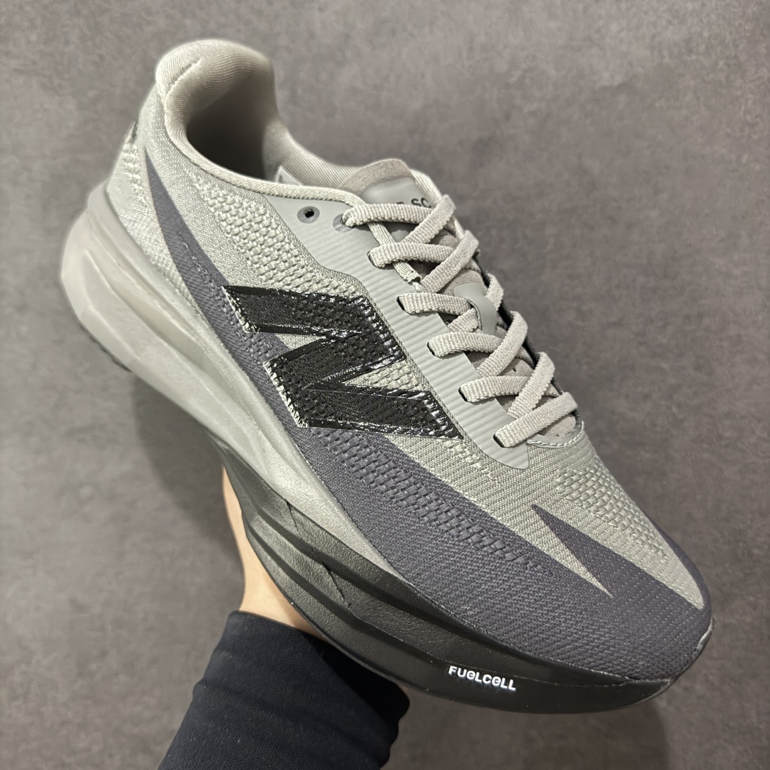 图片[3]-【公司级】NEW BALANCE Rebel FuelCell Rebel V4 舒适时尚织物减震耐磨低帮马拉松轻量化跑步鞋 NB新百伦于 2019 年夏天首次发布了 Rebel 在制鞋业仍在向强调能量回报的弹力泡沫转变的时候 Rebel 确实是一个叛逆者 快进到 2024 年 Rebel v4 承诺通过重新配制的中底化合物和更高的堆叠高度提供更轻、更有弹性的跑步体验 就像New Balance SC Elite v4一样 Rebel v4 提供了完全重新设计的中底化合物 最新的混合物将 New Balance 专有的 FuelCell 泡沫（TPU 和 EVA 的混合物）与 PEBA 泡沫相结合 带来更弹跳的跑步体验 PEBA是一种超轻 高性能的泡沫 通常出现在镀碳超级鞋中 New Balance Rebel v4、ASICS Novablast 4和Brooks Hyperion Max都是精力充沛的无电镀运动鞋 在速度锻炼和快节奏中大放异彩 这三款鞋都依靠它们的中底泡沫和轻微的摇杆形状来创造一种向前滚动的感觉 而且虽然这些鞋子在堆叠高度和重量方面各不相同 但它们提供了相似的软硬比例 有足够的流行力来加快步伐 货号：MFCXLB4 尺码： 36-45-选品中心