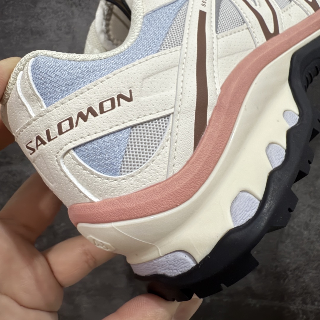 图片[3]-【A1外贸版】Salomon XT-QUEST ADV 萨洛蒙情侣款户外机能鞋 香槟色 417589 全新外贸大厂出品 细节品质大改进 独立私模 最大做到47.5码 全鞋采用为原厂一致材料打造 全新鞋型 相对市场版本 版型更正 全新玻璃冲刀 清洁度提升 同步原版左右鞋带孔的间距加大（市场版间距太小） 网面与鞋头材料校对一致无色差（市面版本有色差） 大底contagrip凹陷程度同步原版（市面版都有差别） 鞋舌两侧鞋帮脚踝处更加直挺（之前老版往中间踏） 鞋头处添加☯️太极标 所有细节多次修改校正 坚持同步原版无差别 毋庸置疑全市场最好的版本💪🏻终端优势供应 尺码：36 36.5 37.5 38 38.5 39 40 40.5 41 42 42.5 43 44 44.5 45 46 47.5-选品中心
