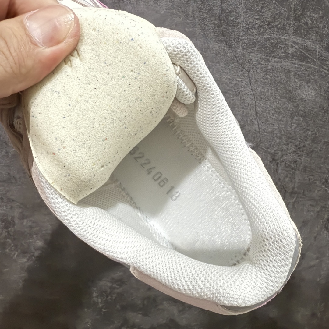 图片[9]-【总裁版本】顶级 Asics GEL-NYC系列 灰白 亚瑟士运动休闲透气专业跑鞋 行业领头版本 出货即巅峰 原鞋购入开发 原材料 原数据打造 完美版型 超完美做工 细节一步到位 原版对比无任何差别 #鞋面采用反绒皮与网布拼接 透气舒适兼具休闲时尚 结合简明的配色 展现品牌的传承及引领复古流行的主题 虎爪造型的LOGO  #鞋身稳定包裹系统 支撑鞋身 经典宽大鞋型配备防偏移设计提升包裹性 穿着舒适鞋面透气孔设计 提供透气性 货号：1203A383-104  尺码：36 37 37.5 38 39 40 40.5 41.5 42 42.5 43.5 44 44.5 45 46 47-选品中心