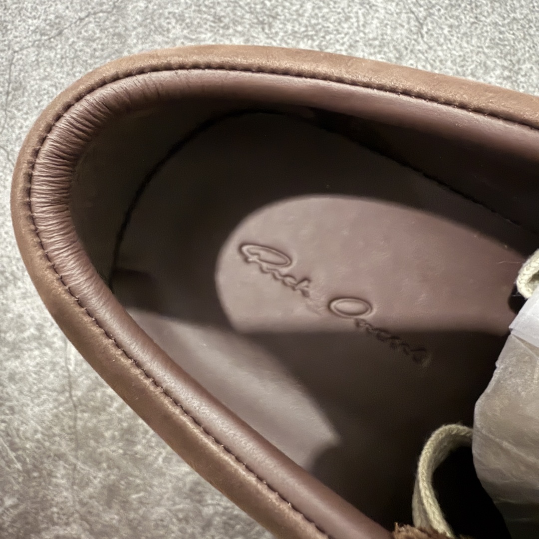 图片[7]-【莞产G版】RO / Rick Owens 瑞克·欧文斯【主线】 【名称】疯马油蜡皮侵权万子 【款式】 侵权三角标/低帮/经典底/细鞋带款，特殊工艺疯马油蜡皮！ 【皮料】 东莞原厂进口全新定制疯马油蜡皮，油光发亮质感！ 【三角标】长绒灰白麂皮头层小牛皮，厚切1.2mm。 【鞋带】 鞋带采用水染定织法工艺，高密度之下，透出光泽感！ 【鞋头】 原厂楦头定型，优雅大幅度上翘弧度！ 【鞋舌】 内里和后跟包裹是全牛皮，一整张牛皮切割，无拼皮、无边角料皮！ 【鞋底】TPU大底奶香味！硬度、肤感一比一！鞋底logo钢印清晰正确！ 【鞋垫】整张牛皮鞋垫 + 3层夹心泡棉材质（白+粉色），独家私人开模冲孔！ 【尺码】 ：36 37 38 39 40 41 42 43 44 45 46-选品中心