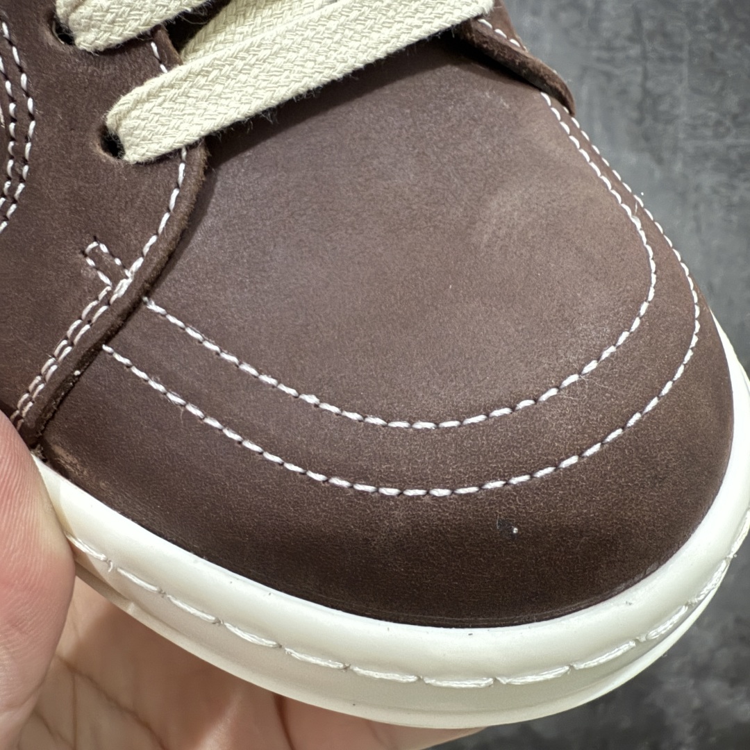 图片[4]-【莞产G版】RO / Rick Owens 瑞克·欧文斯【主线】 【名称】疯马油蜡皮侵权万子 【款式】 侵权三角标/低帮/经典底/细鞋带款，特殊工艺疯马油蜡皮！ 【皮料】 东莞原厂进口全新定制疯马油蜡皮，油光发亮质感！ 【三角标】长绒灰白麂皮头层小牛皮，厚切1.2mm。 【鞋带】 鞋带采用水染定织法工艺，高密度之下，透出光泽感！ 【鞋头】 原厂楦头定型，优雅大幅度上翘弧度！ 【鞋舌】 内里和后跟包裹是全牛皮，一整张牛皮切割，无拼皮、无边角料皮！ 【鞋底】TPU大底奶香味！硬度、肤感一比一！鞋底logo钢印清晰正确！ 【鞋垫】整张牛皮鞋垫 + 3层夹心泡棉材质（白+粉色），独家私人开模冲孔！ 【尺码】 ：36 37 38 39 40 41 42 43 44 45 46-选品中心