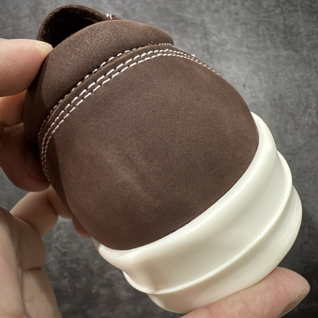 图片[2]-【莞产G版】RO / Rick Owens 瑞克·欧文斯【主线】 【名称】疯马油蜡皮侵权万子 【款式】 侵权三角标/低帮/经典底/细鞋带款，特殊工艺疯马油蜡皮！ 【皮料】 东莞原厂进口全新定制疯马油蜡皮，油光发亮质感！ 【三角标】长绒灰白麂皮头层小牛皮，厚切1.2mm。 【鞋带】 鞋带采用水染定织法工艺，高密度之下，透出光泽感！ 【鞋头】 原厂楦头定型，优雅大幅度上翘弧度！ 【鞋舌】 内里和后跟包裹是全牛皮，一整张牛皮切割，无拼皮、无边角料皮！ 【鞋底】TPU大底奶香味！硬度、肤感一比一！鞋底logo钢印清晰正确！ 【鞋垫】整张牛皮鞋垫 + 3层夹心泡棉材质（白+粉色），独家私人开模冲孔！ 【尺码】 ：36 37 38 39 40 41 42 43 44 45 46-选品中心